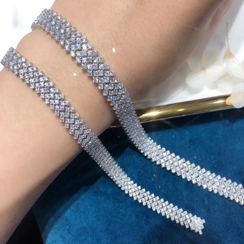 18 karat gold luxury bracelet with full diamond inlay diamond tennis bracelet