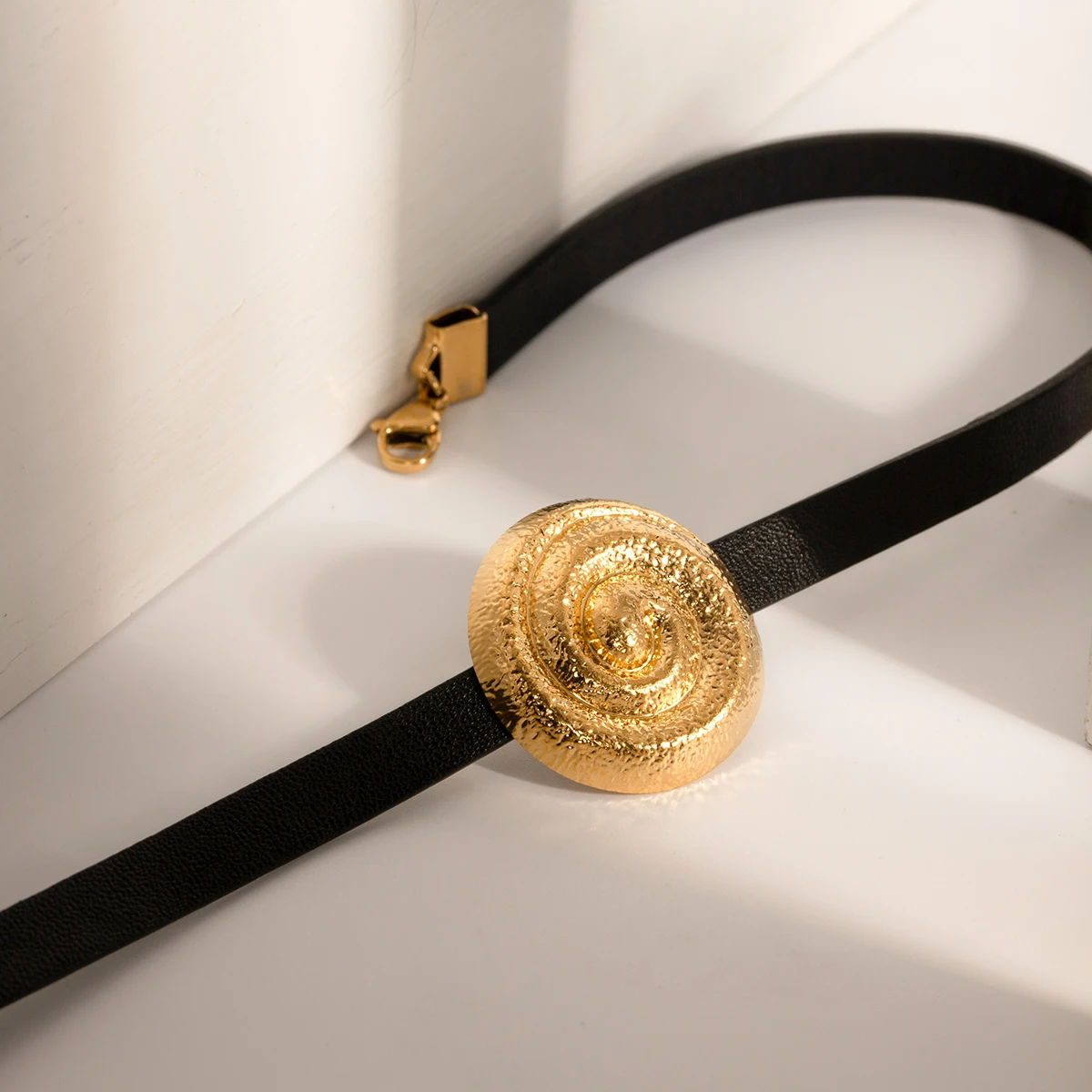 J&D Designer Style Spiral Circular Leather Rope Necklace 18k PVD Stainless Steel Gold Plated Waterproof Necklace For Women