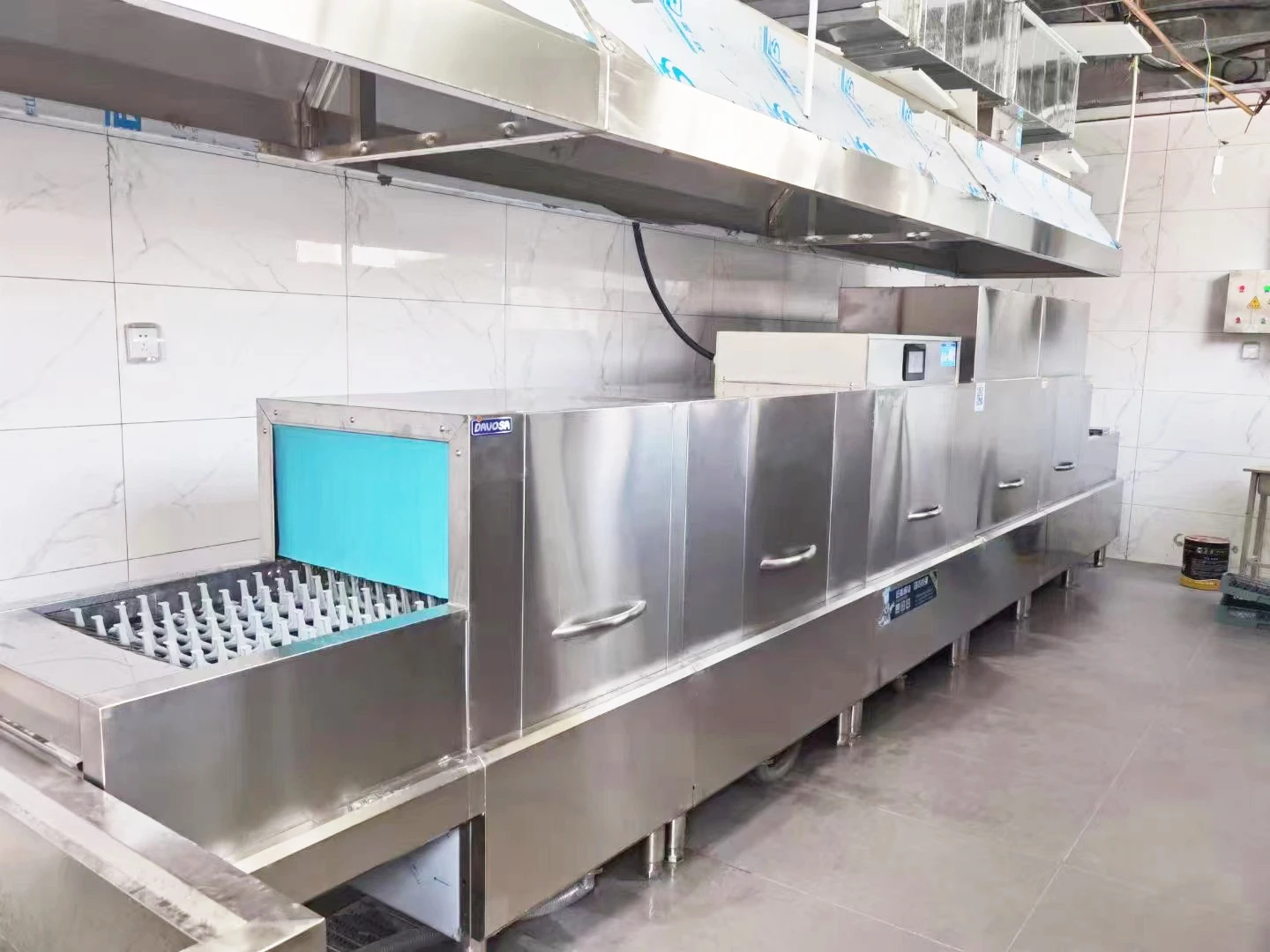 High temperature Commercial Conveyor Dishwasher for Restaurant Hotel School Freestanding washing dishes machine with dry