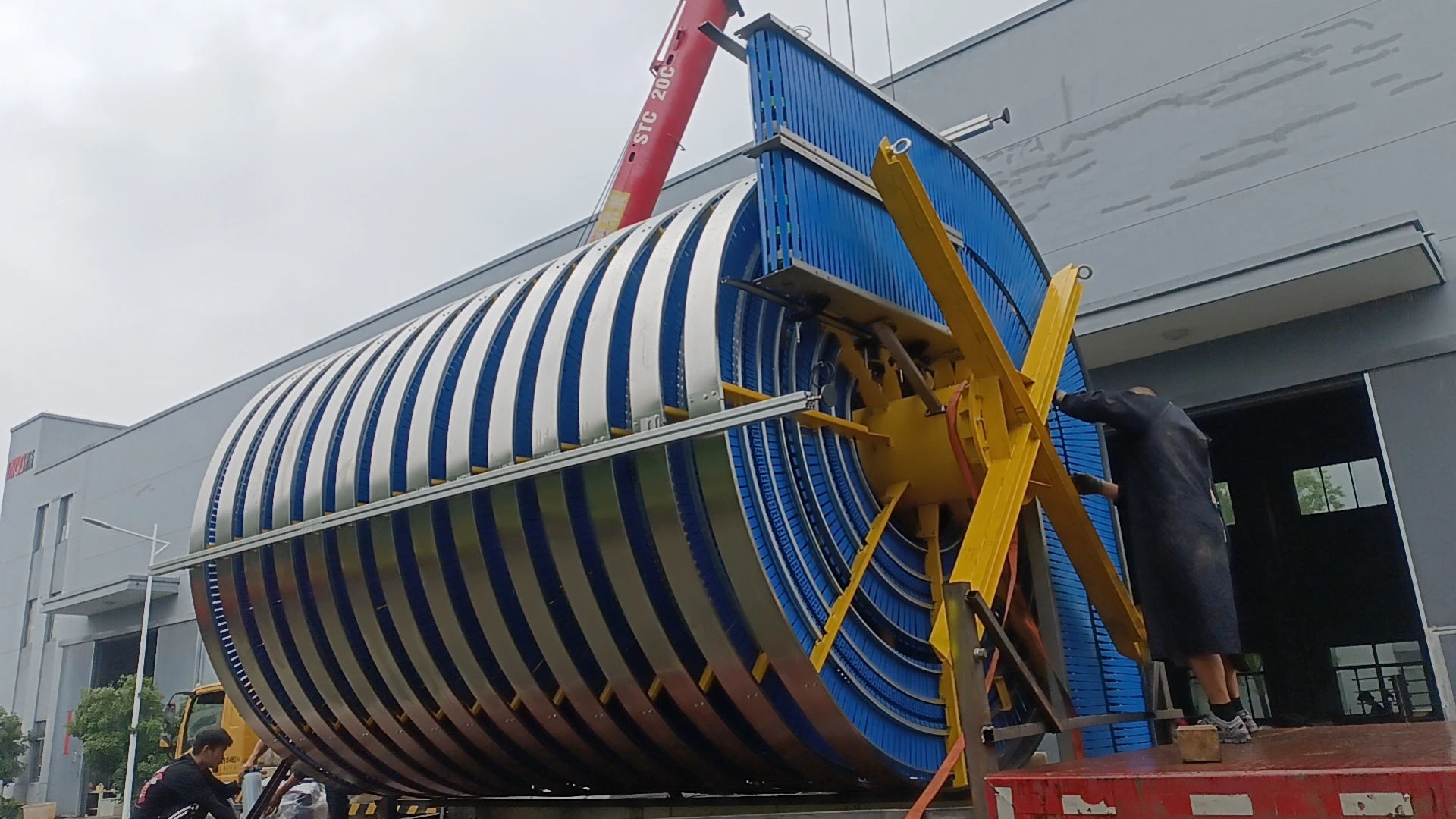 height difference 3500 mm with column diameter 760 mm powered spiral conveyor