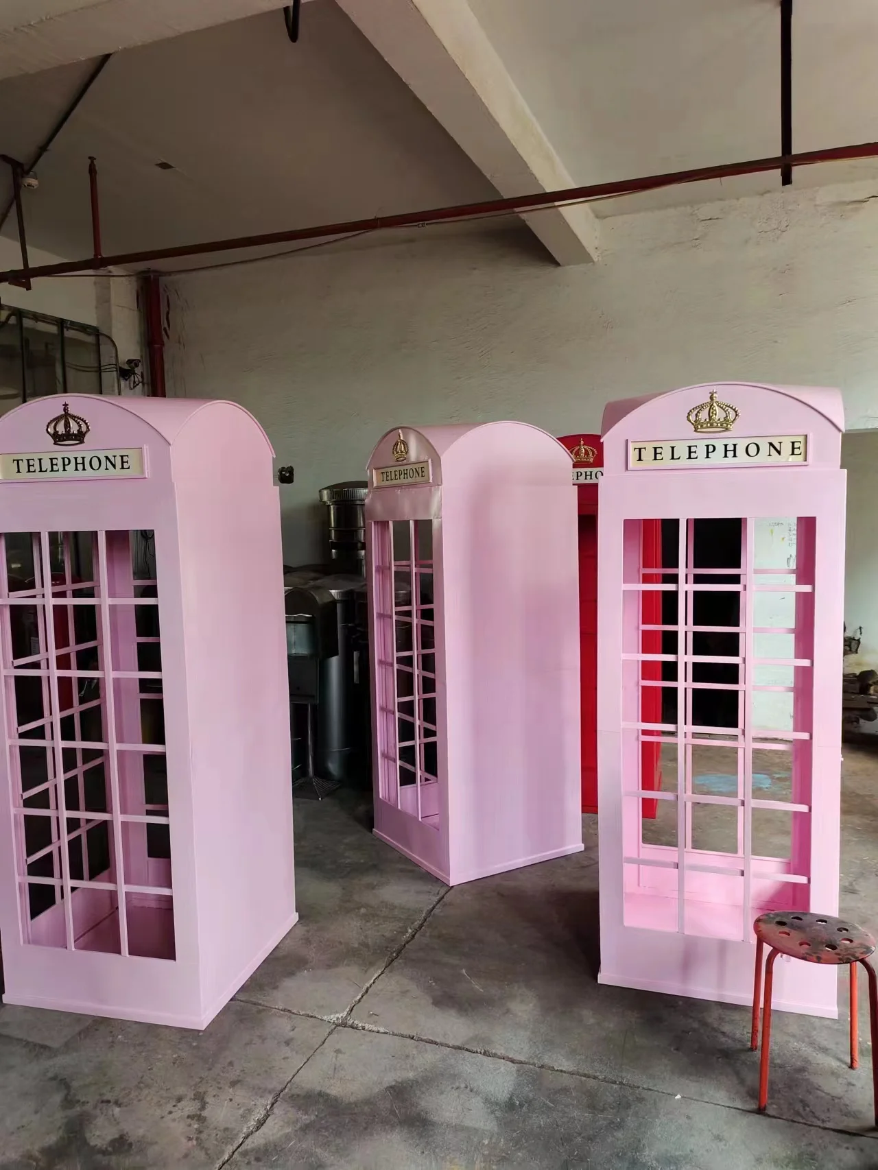 Hot sale ornament British Style Pink London Telephone Booth London Telephone Booth model for outdoor decoration