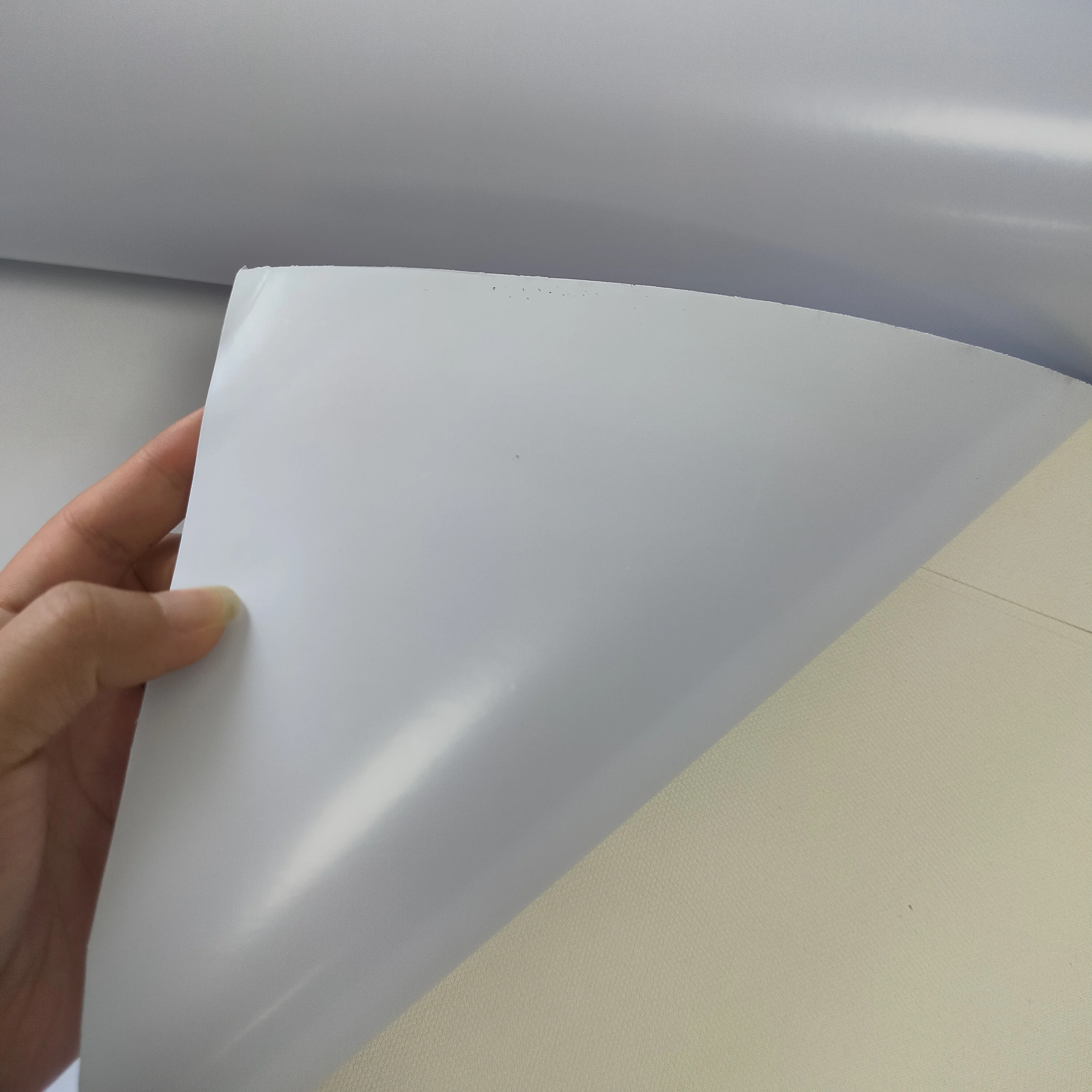 Оптовая продажа самоклеящаяся виниловая рулонная струйная печать эко-растворитель ПВХ наклейка для цифровой печати