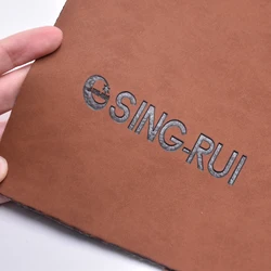 Ткань из искусственной кожи с тиснением логотипа