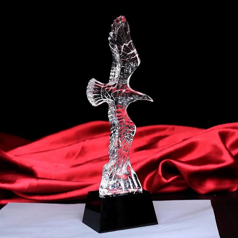 Vivid Flying Eagle Sports Army Trophy Crystal Quartz Crystal Victory Model with Polished Finish for Gift Decor and Souvenir