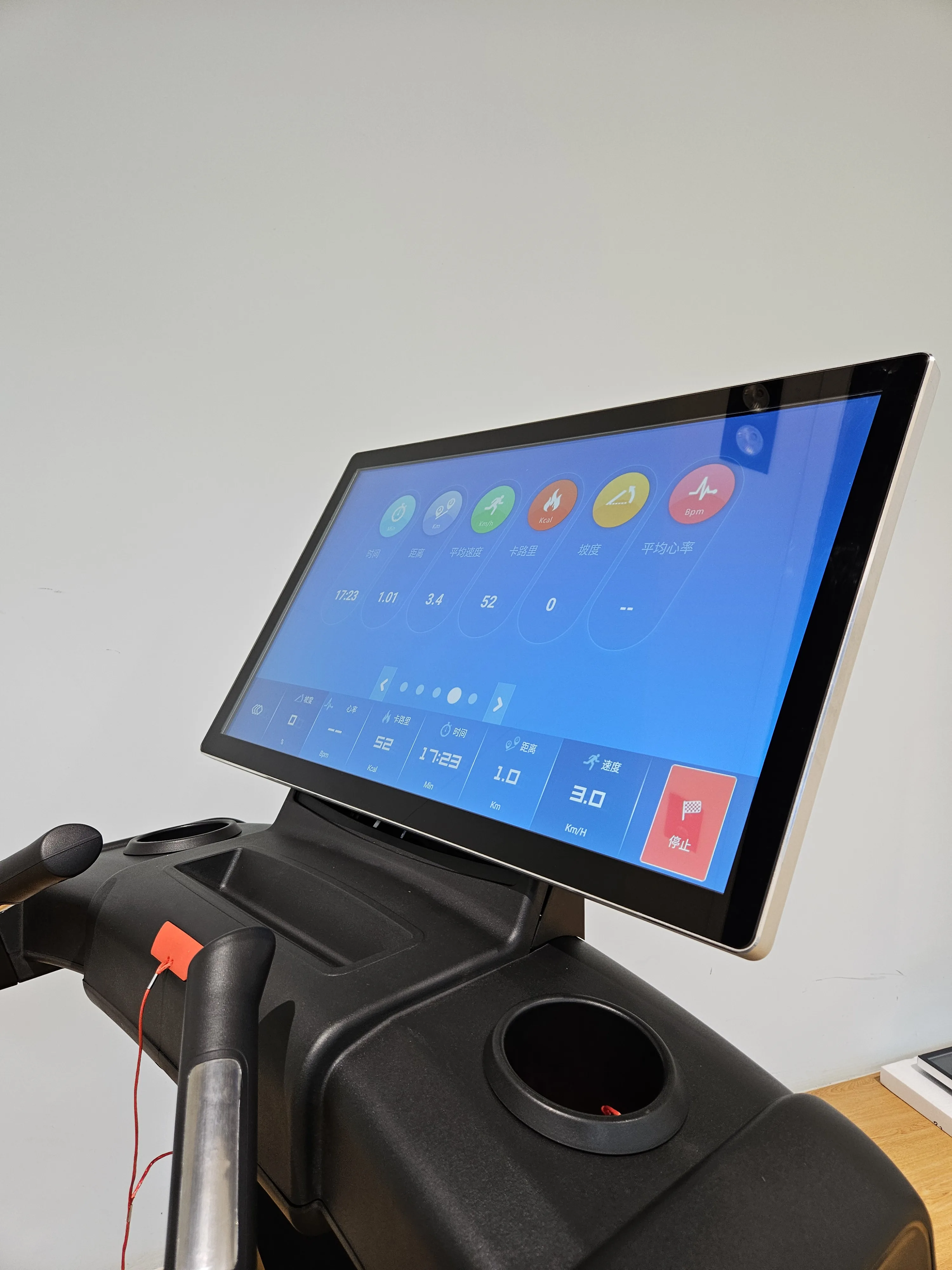 LZX-L30 Commercial Use Gym Equipment Indoor Touch Screen Running Machine For Body Exercise