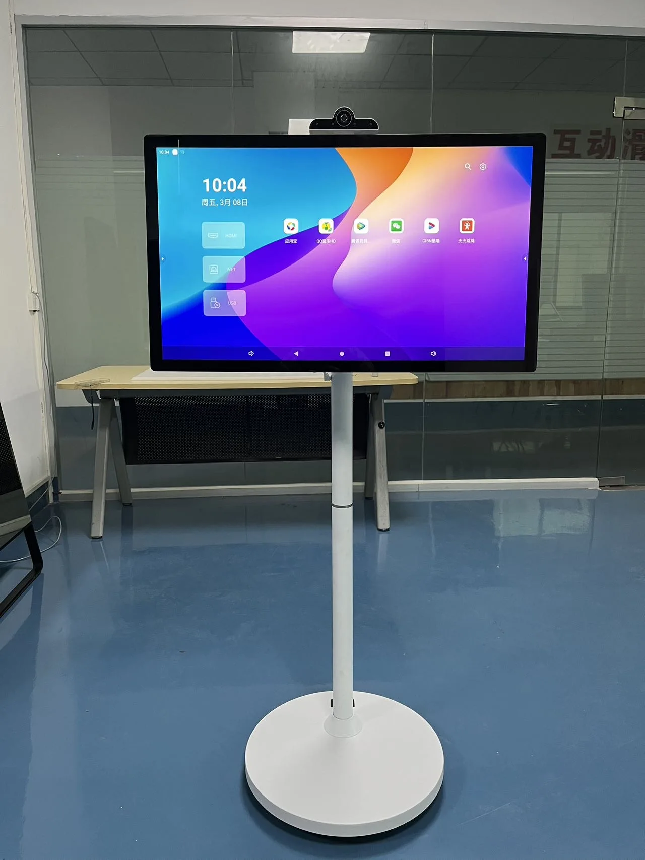 Floor Standing portable tv Stand Follow By Me Vertical Display Touch Screen 32 inch Smart Tv