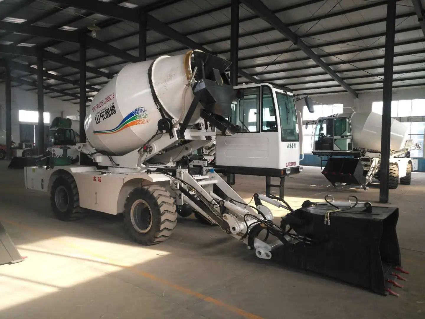 LUZUN Self Loading Cement Mixer Truck Concrete Mixing 4.0CBM