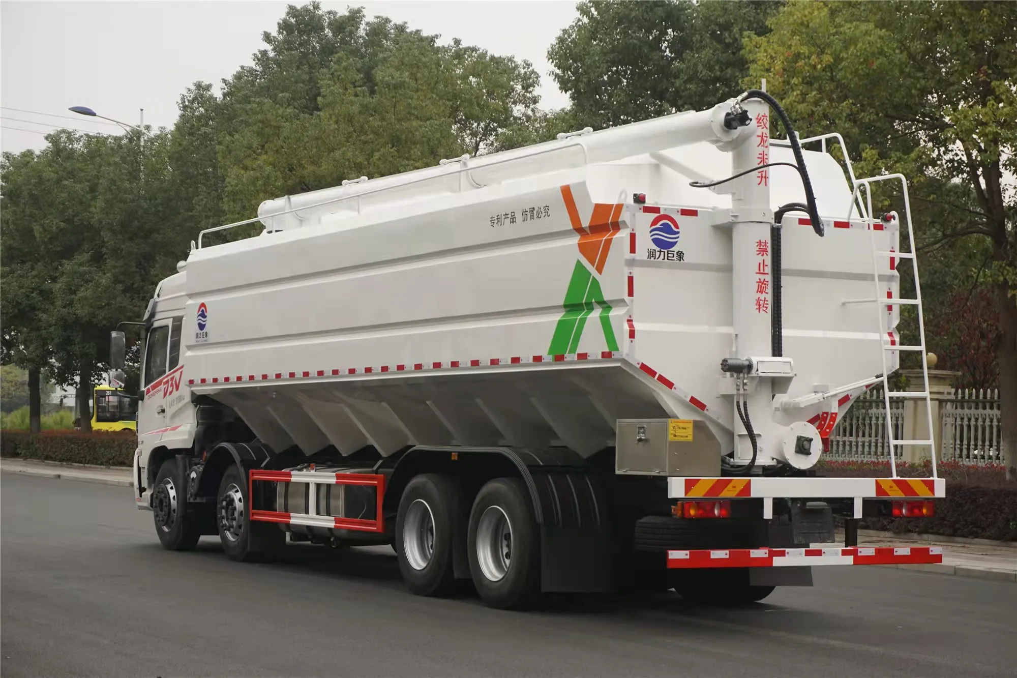 China Dongfeng Changxing Four-Axle 400 HP Bulk Feed Truck with 44-48 Cubic Meter Capacity Efficient Transport Truck for Sale