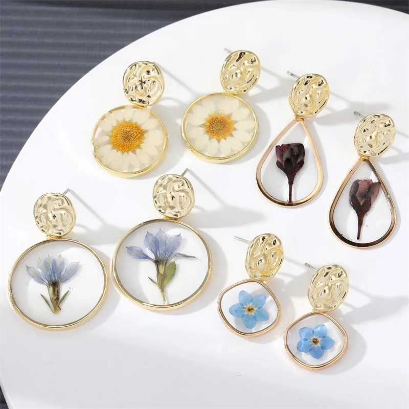 Brave Light Europe and America cross border sweet dried flower stud earrings simple girl heart Daisy ear hook atmospheric irregu