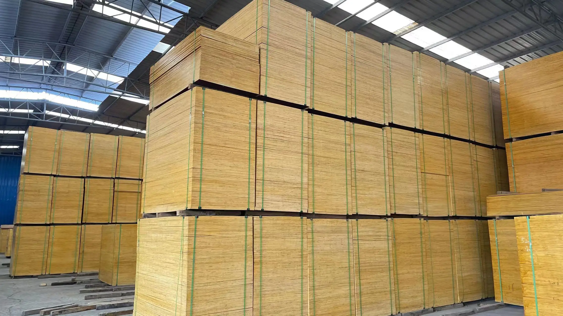 18mm Film-Faced Plywood Sheet in Brown and Black Concrete Form Plywood Double Doors and Chair Parts