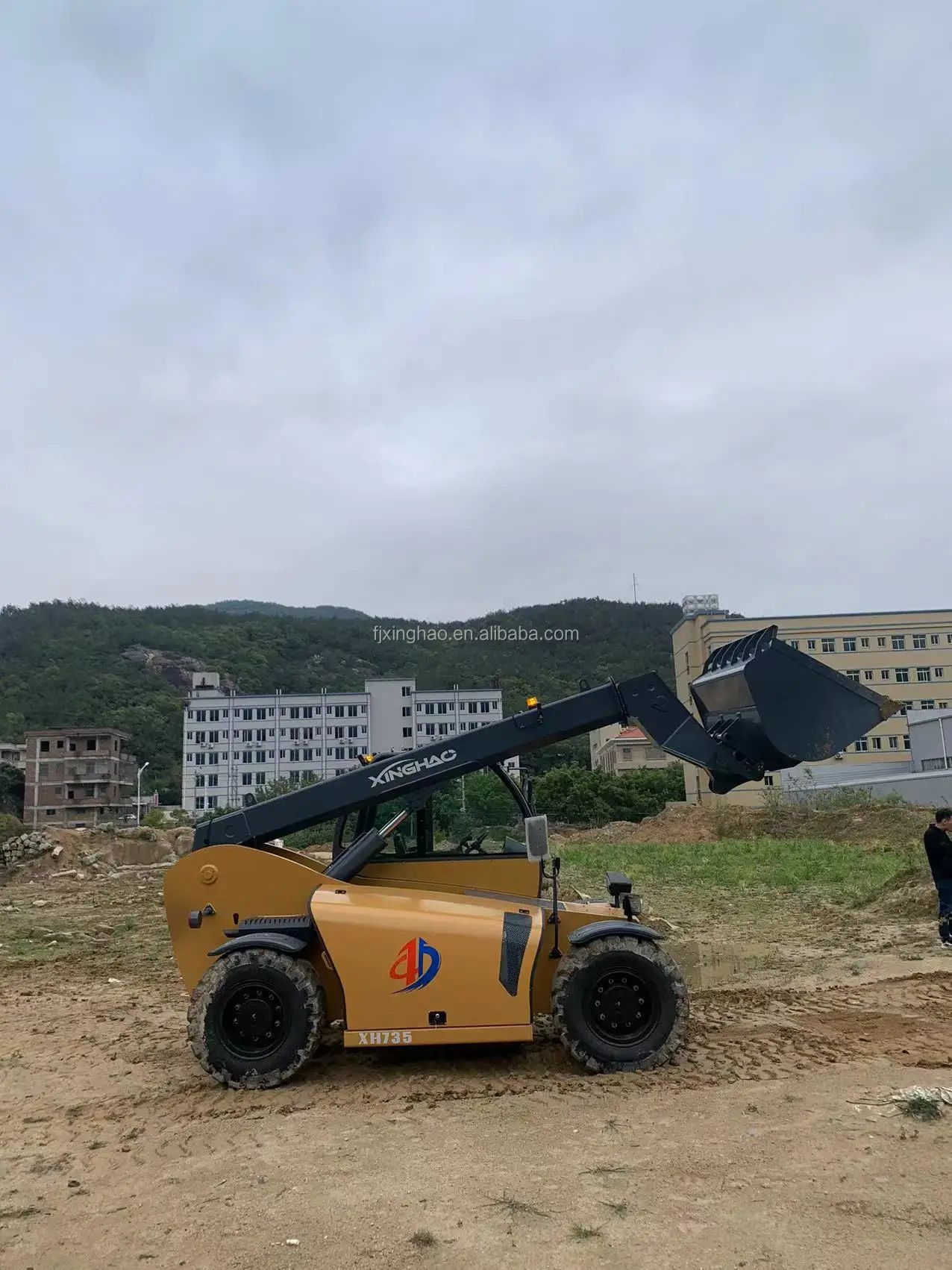 Xinghao EPA diesel engine telescopic handler with 13 metre boom heave 10ton load telescopic forklift 4WD telehandler