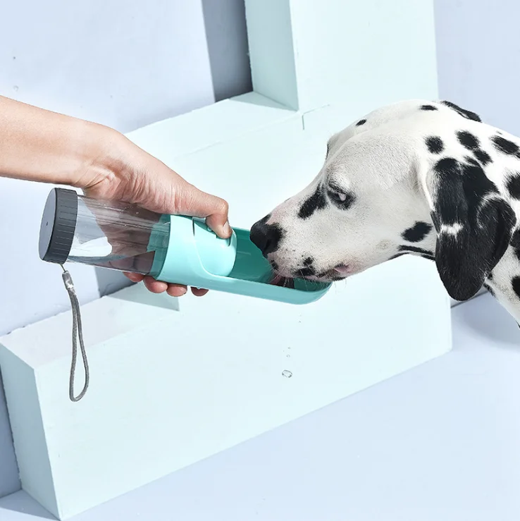 Пластиковые бутылки для домашних животных, оптовая продажа от производителя, товары для собак, портативные дорожные чашки для воды для домашних животных с дозатором для чаши