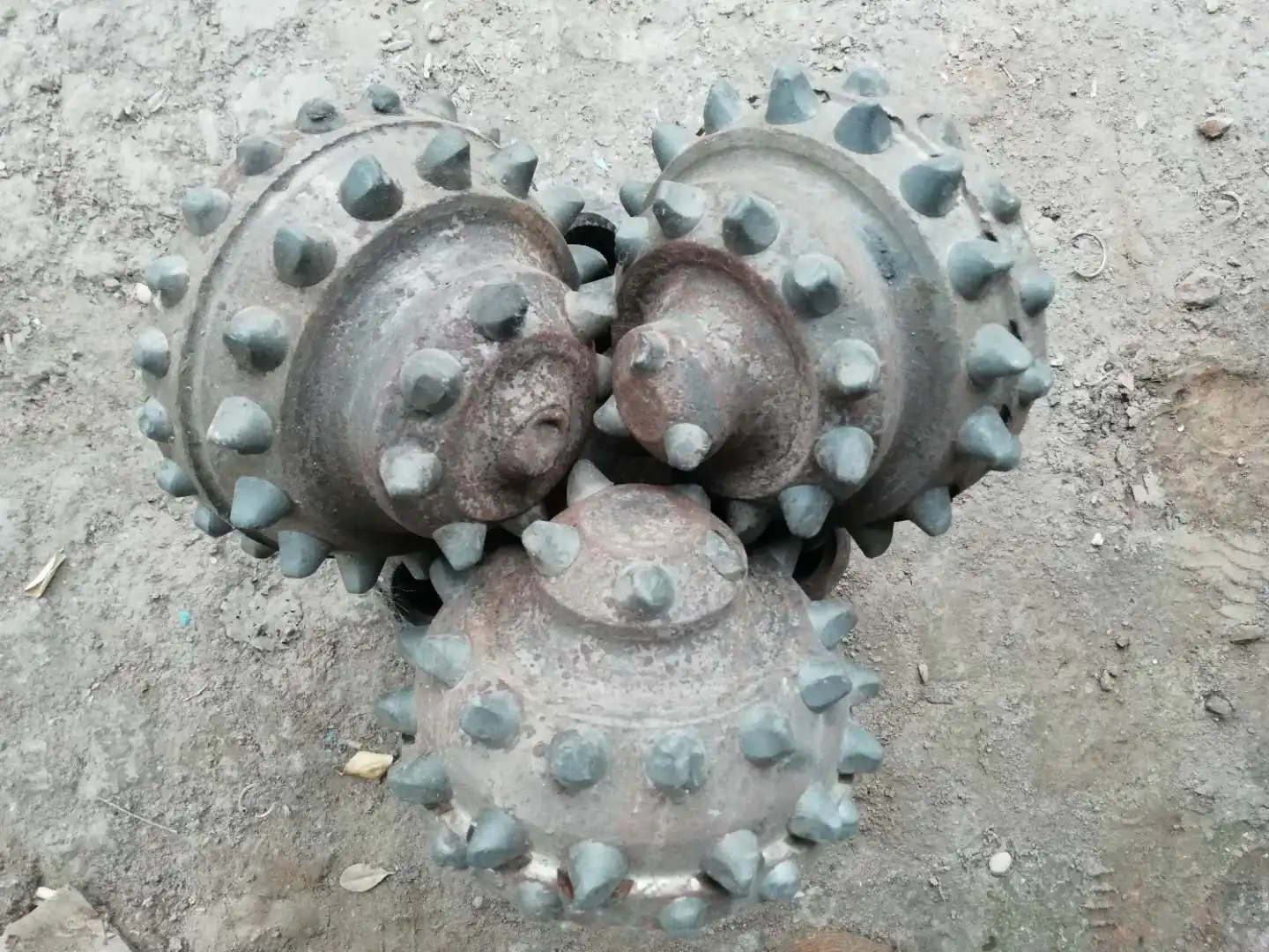Sell good quality Second hand used oil drill bit sold scrap tricone rock bit drilling bit for sale