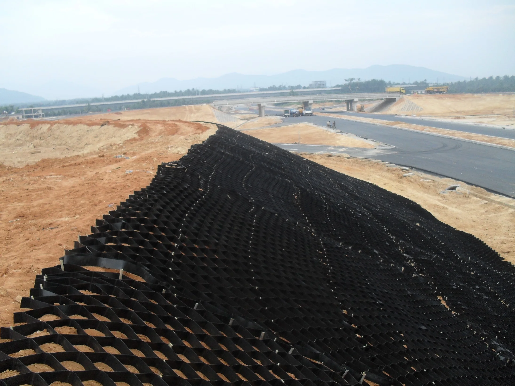 
HDPE geocell/gravel stabilizer 
