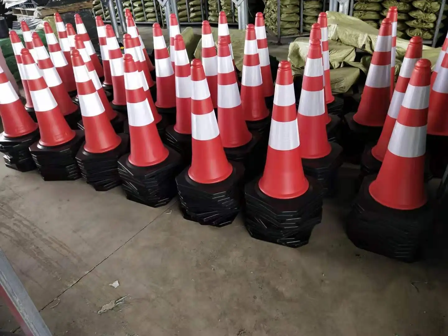 750mm Reflective Traffic Cones Safety Plastic Cone Rubber Base Cones