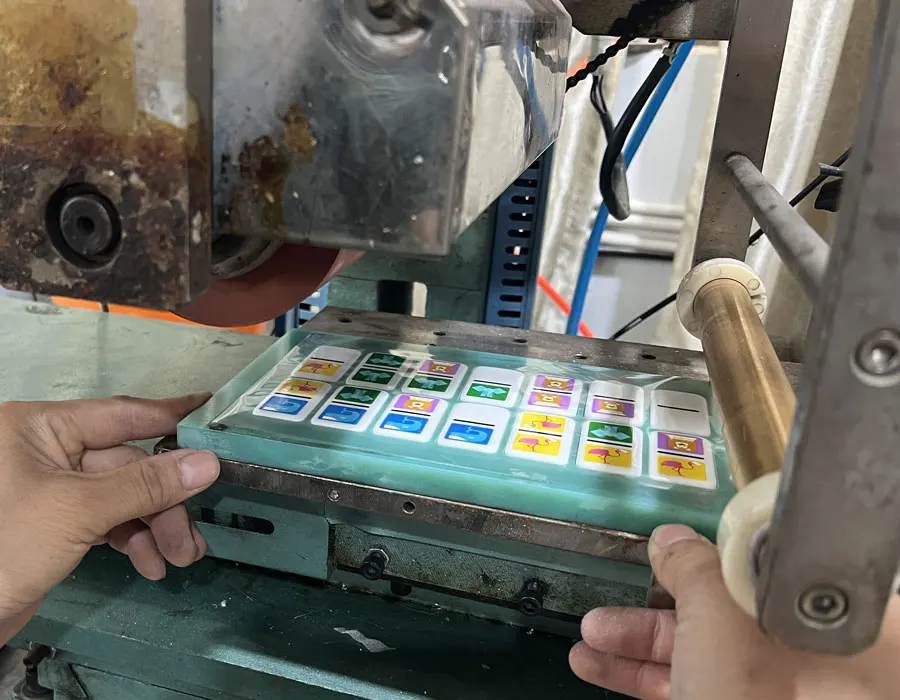 Professional Chinese contract manufacturer for urea tiles domino set custom dominoes