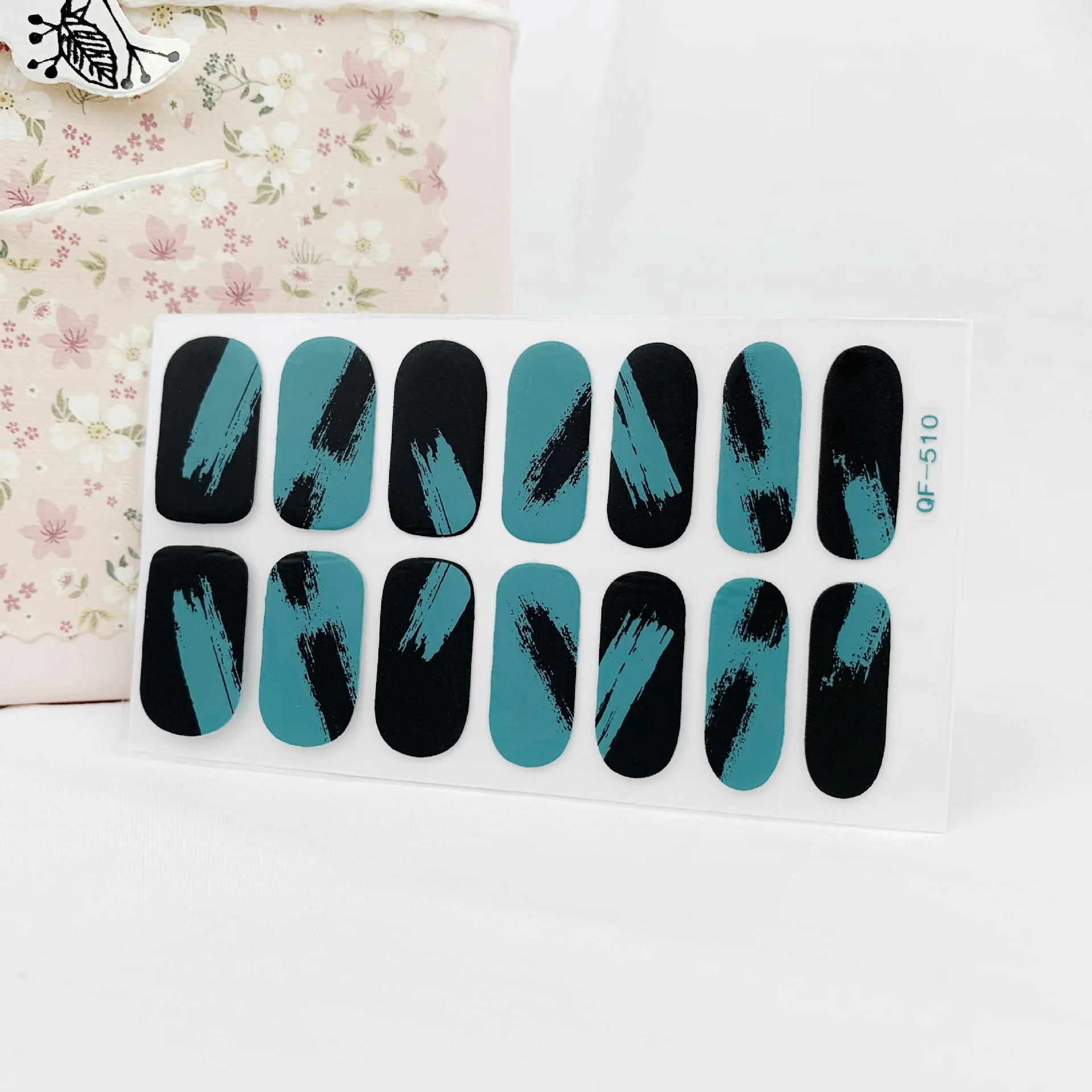 Daisy contrast graffiti waterproof nail wraps nail polish strips black self-adhesive nail art sticker