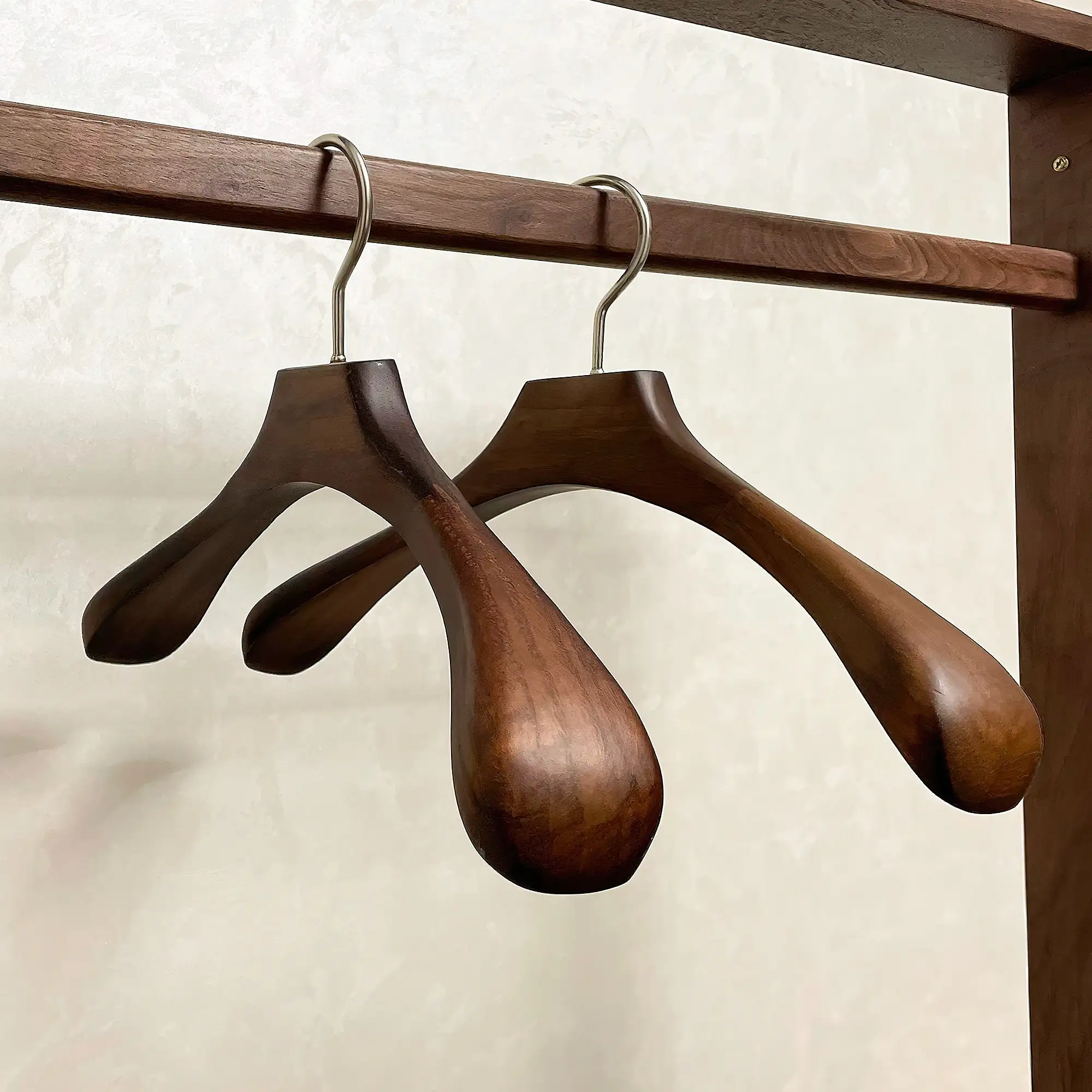 Wholesale Customized Logo Free Sample Luxury Coat Jacket Suit Hanger with White or Black Hooks