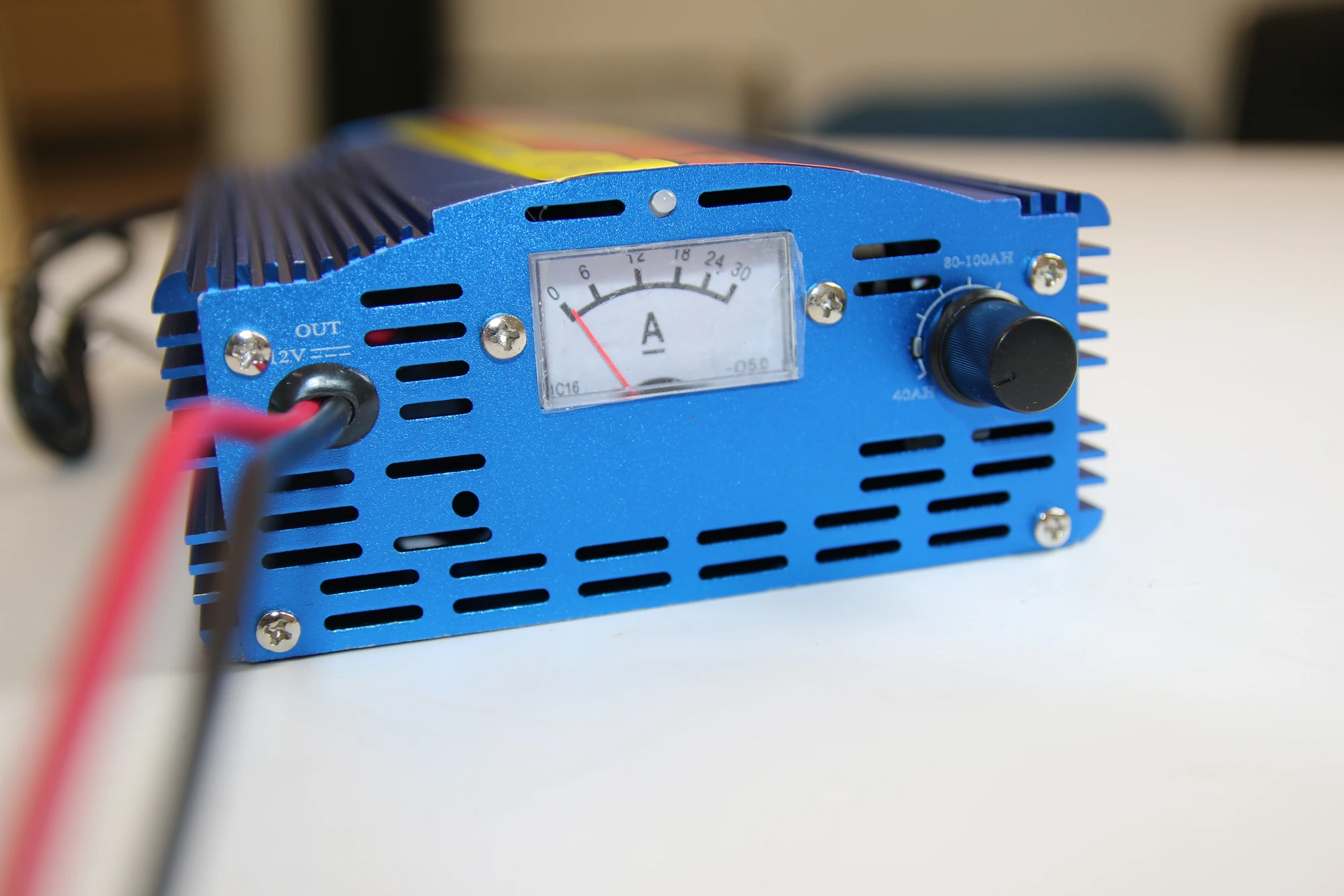 Интеллигентая (ый) Зарядное устройство 220VAC вход 12VDC выходное автомобильное зарядное