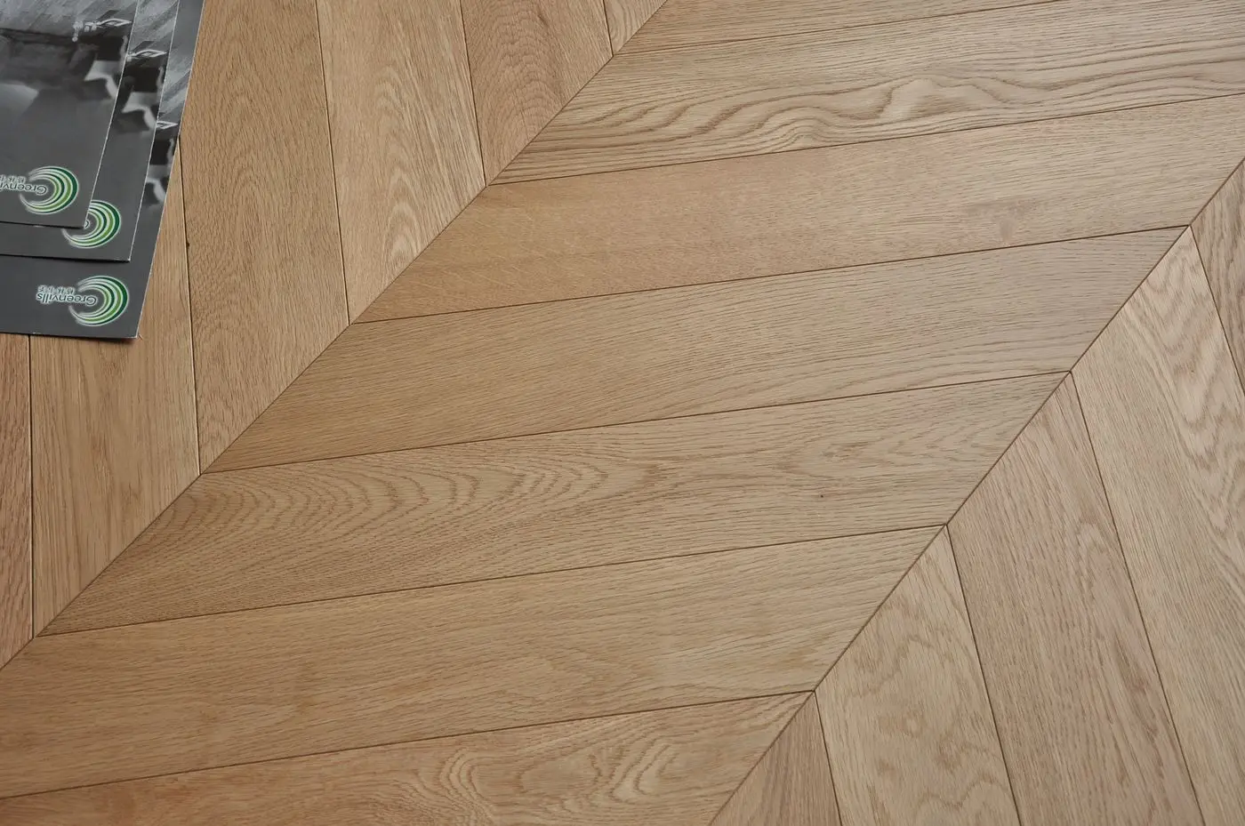 Hot selling European oak engineered wood flooring fish bone chevron style 45 degree herringbone parquet flooring