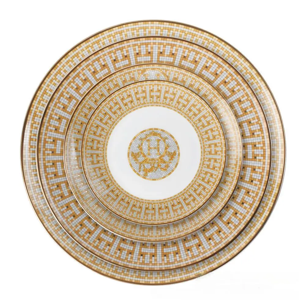 Фарфоровые тарелки с изображением лошадей