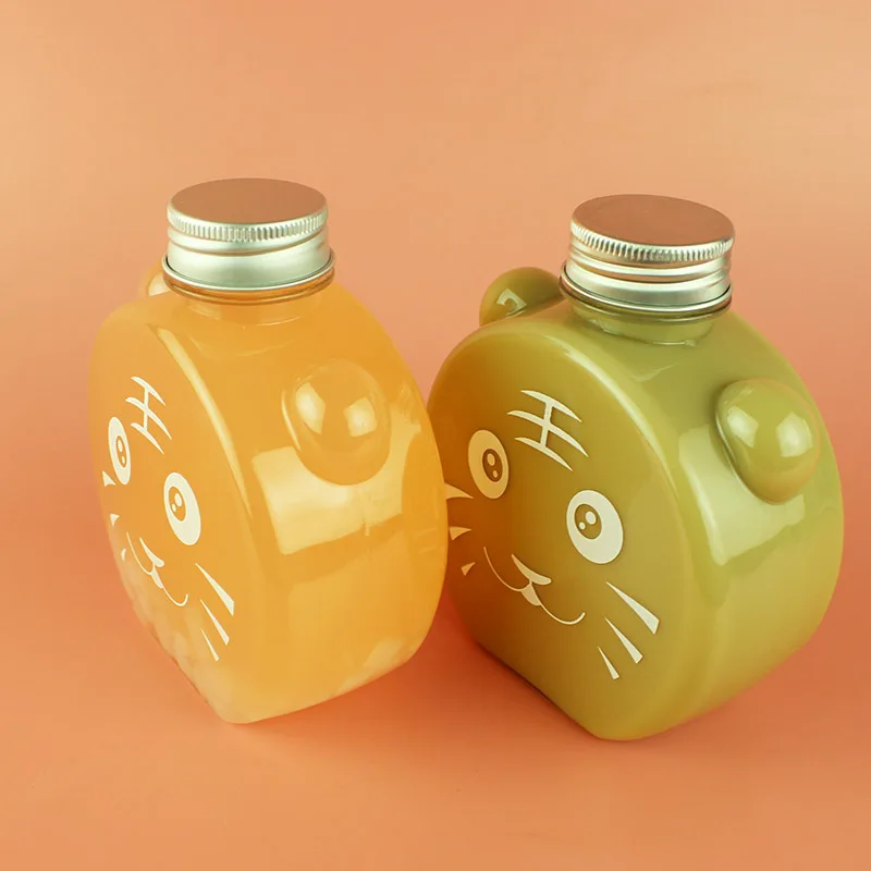 Wholesales 500ml Cartoon cat tiger pattern PET portable flat round milk tea juice cold brew iced coffee bottle