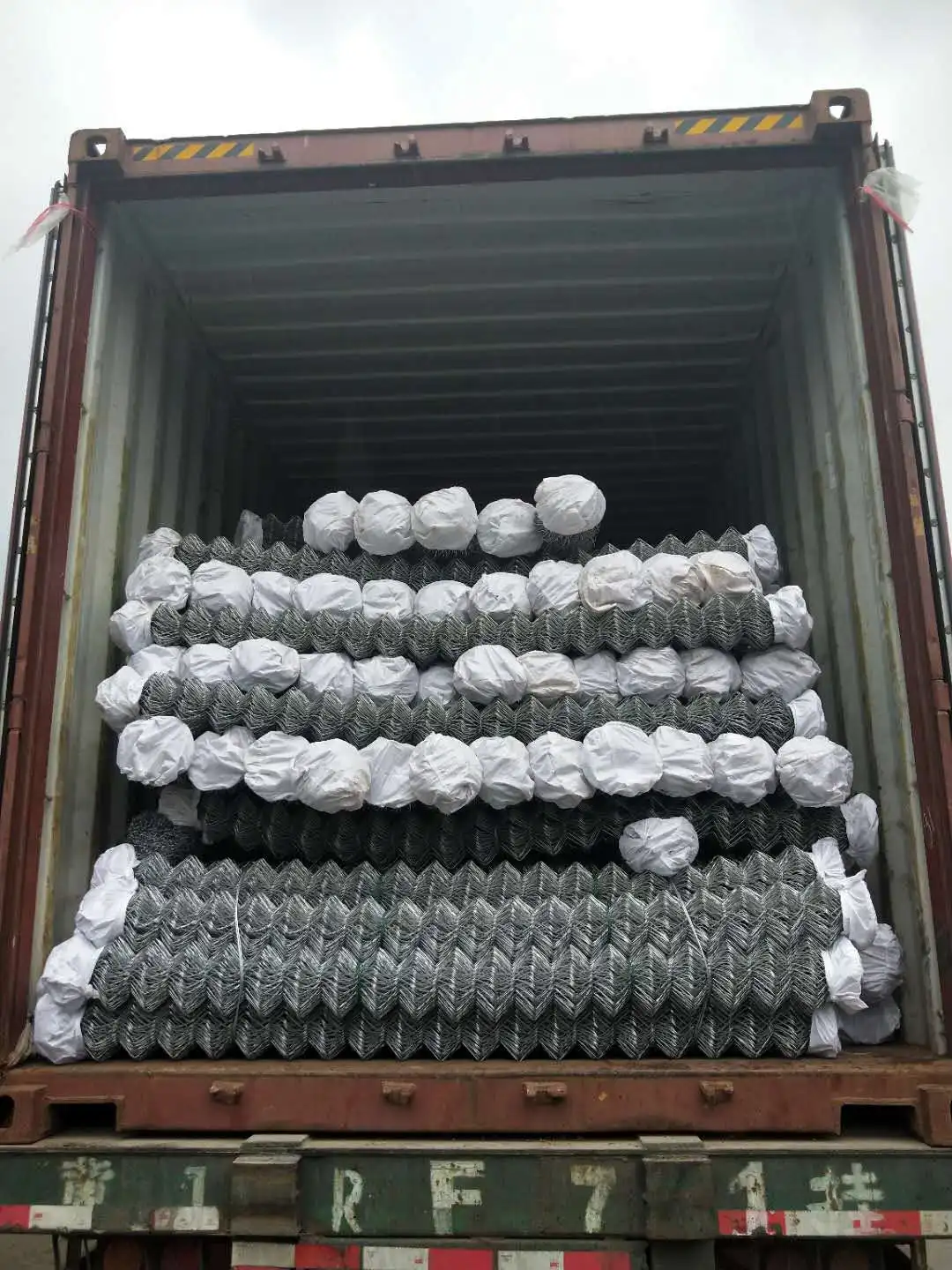 Widely used basketball/football/tennis/badminton court school sports playground high tensile chain link wire netting fence