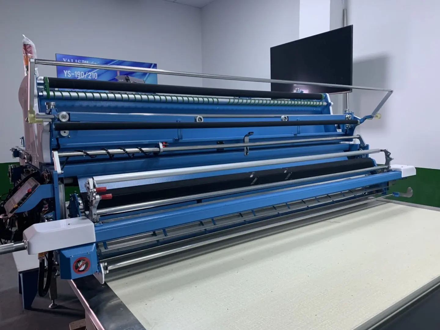 Movable cloth computerized automatic spreading machine used for medical gauze