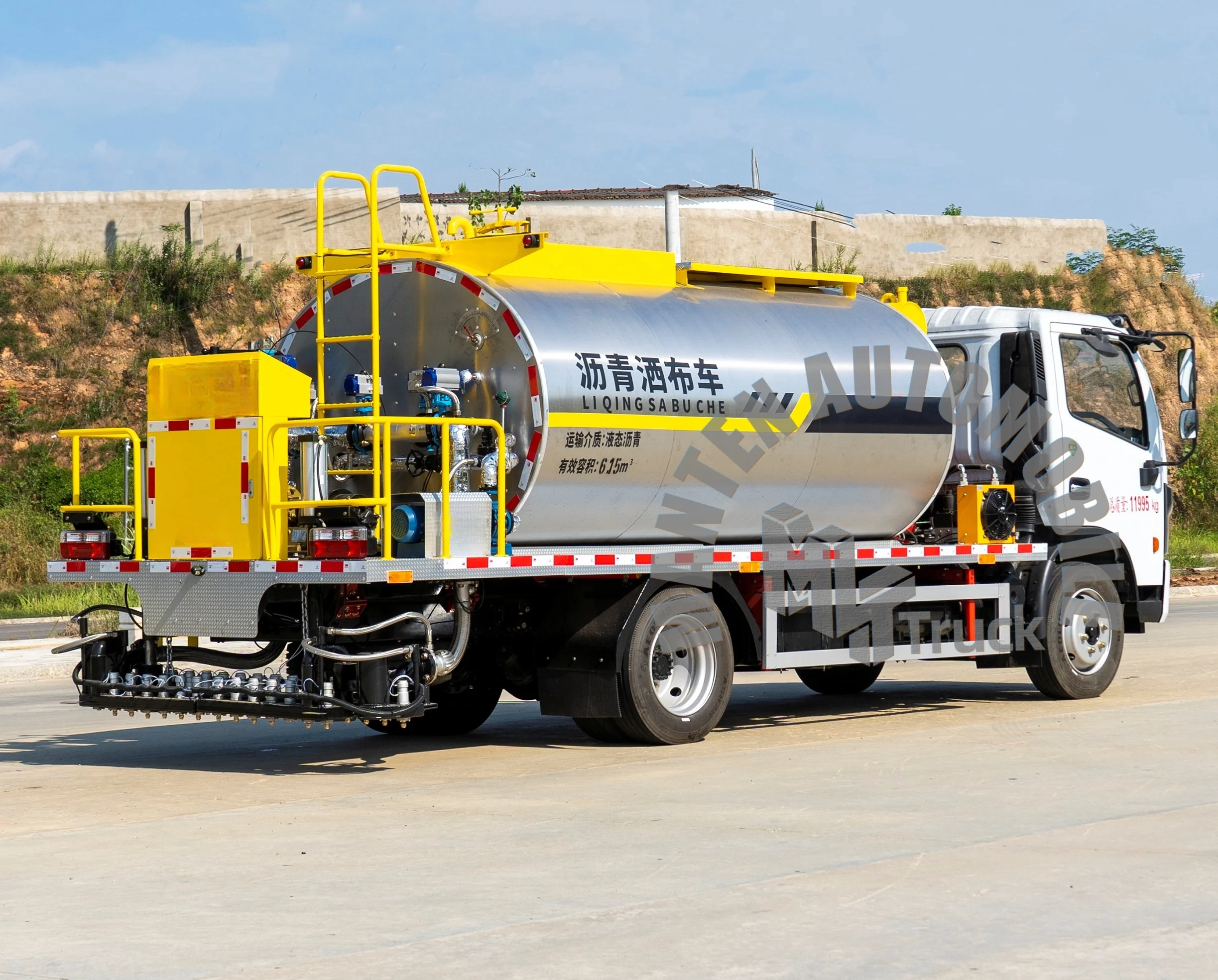 Dongfeng 7CBM Asphalt Emulsion Spray Truck 4*2 4x2 Bitumen Sealant Distributor