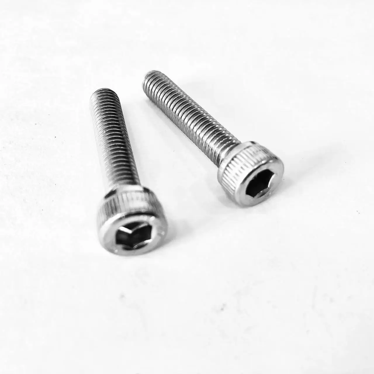 m10*25 High hardness and strength SS304 ZINC Nickel useful chemicals plain or silvery full thread Socket head Allen head bolt