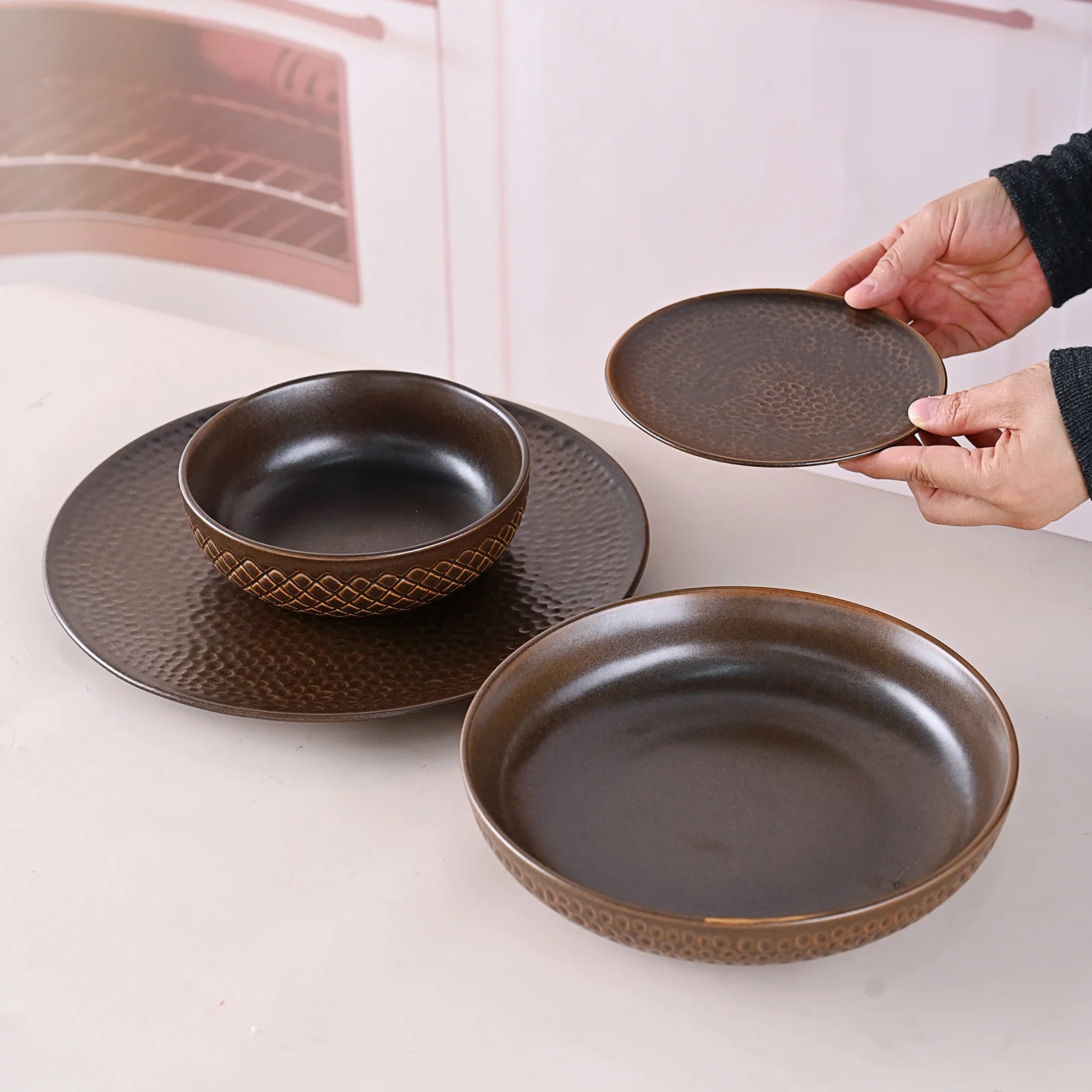 Matte Debossed Round Meteor Crater Design Lunar Surface Effect Reactive Metal Copper Hotel Dinner Plate Restaurant Dessert Plate