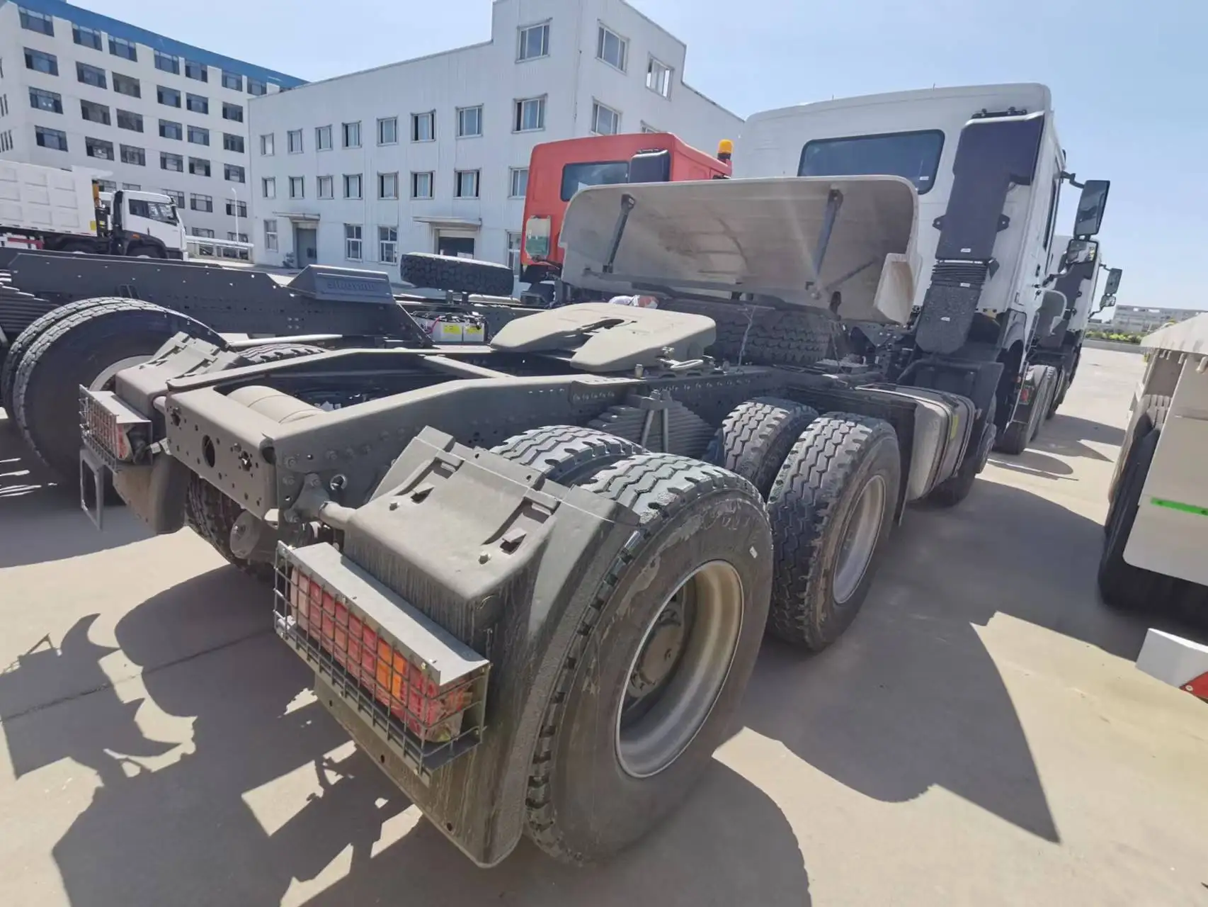 China Howo Sinotruk 4x4 8x8 T5g 6x6 8x4 Crane Truck 20 30 Tons Truck 30 Tons 420 12 Wheel 290 Tractor Guinea Prix