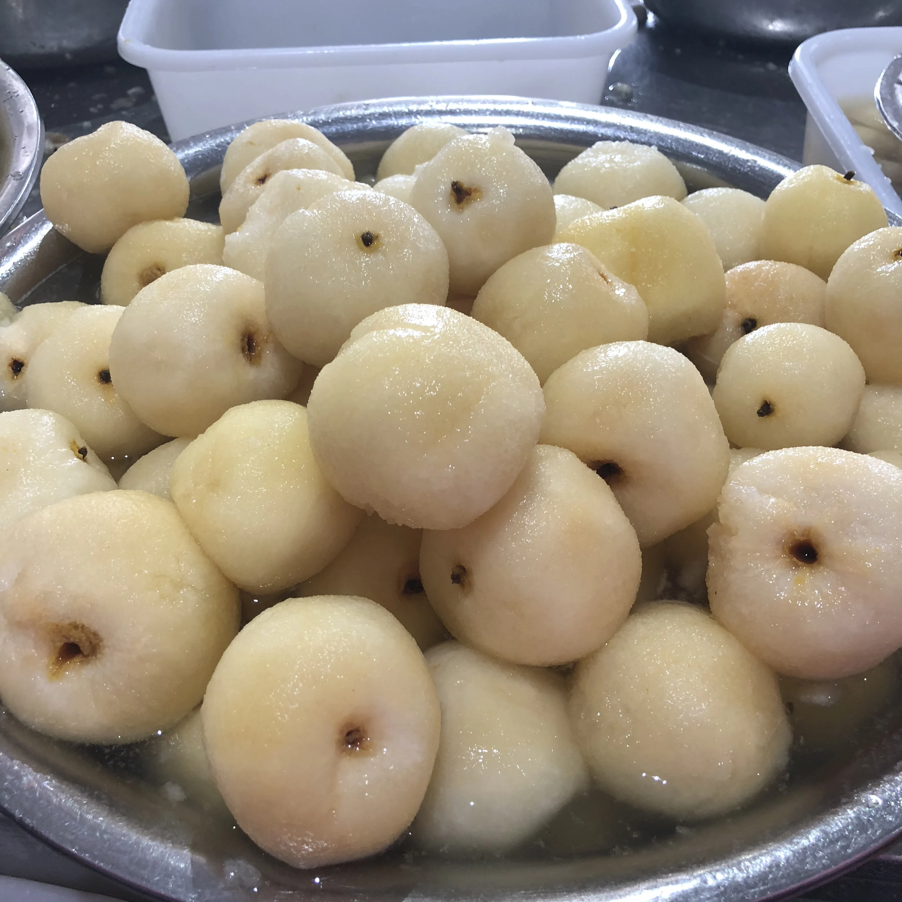 Органические половинки нарезанные кубиками консервированные фрукты груши в легком сиропе по заводской цене