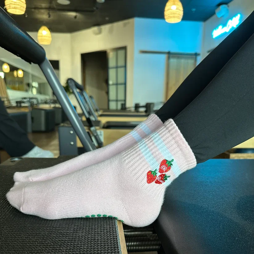 Custom High quality soild pilates yoga grip socks flowers with logo bamboo fibre yoga socks