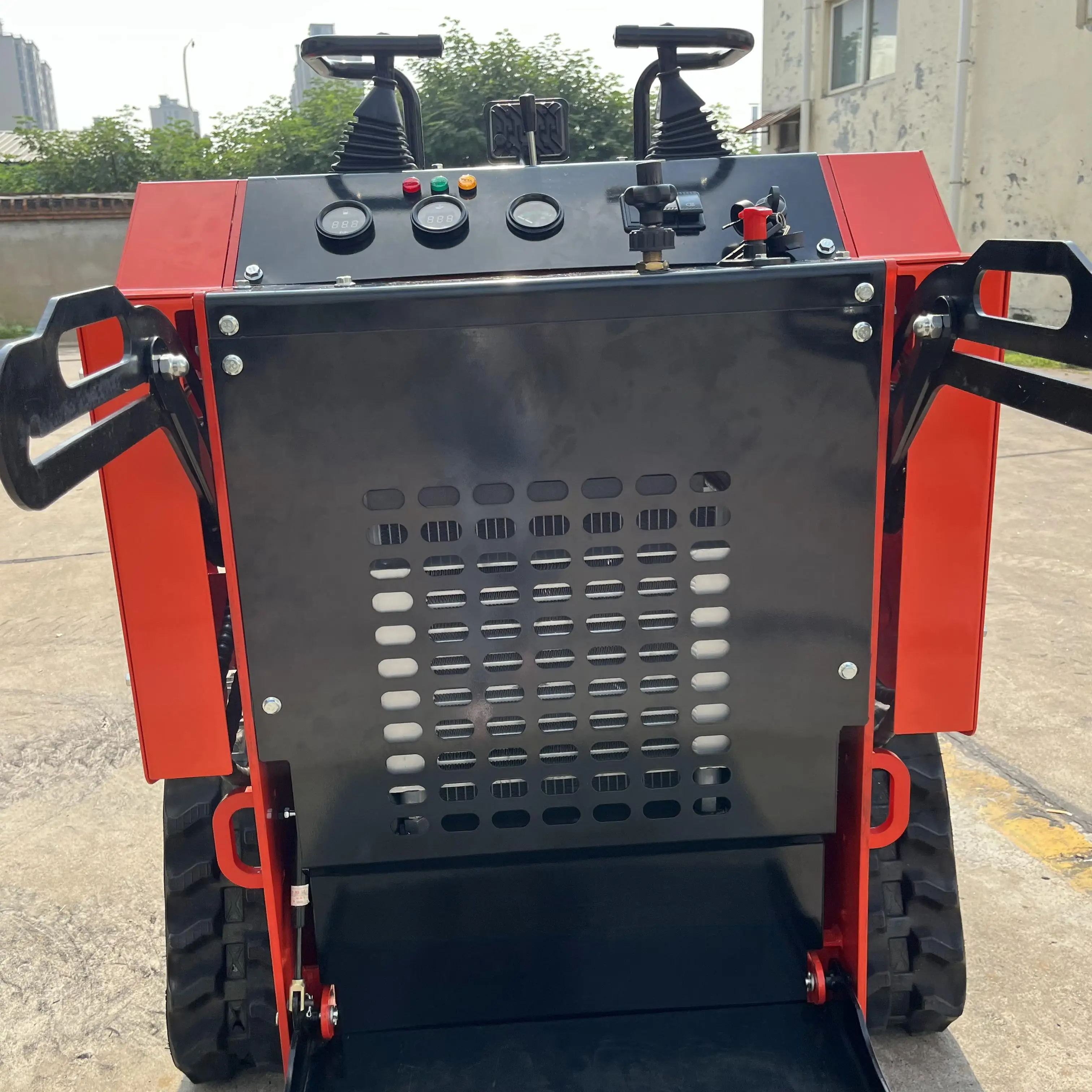 YIKANG Mini loader is versatile and easy to use for newcomers