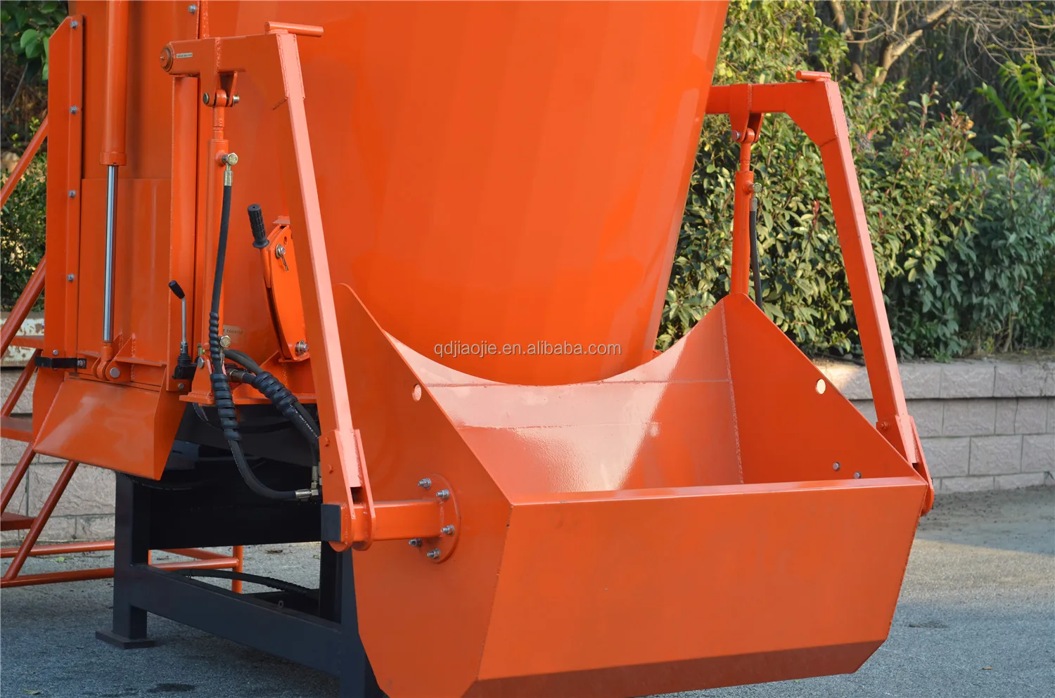 Vertical Stationary Dairy TMR Feed Mixer Machine 12m3 Husbandry Equipment Cow Livestock Feeder Equipment Q345B Steel JOINTTECH