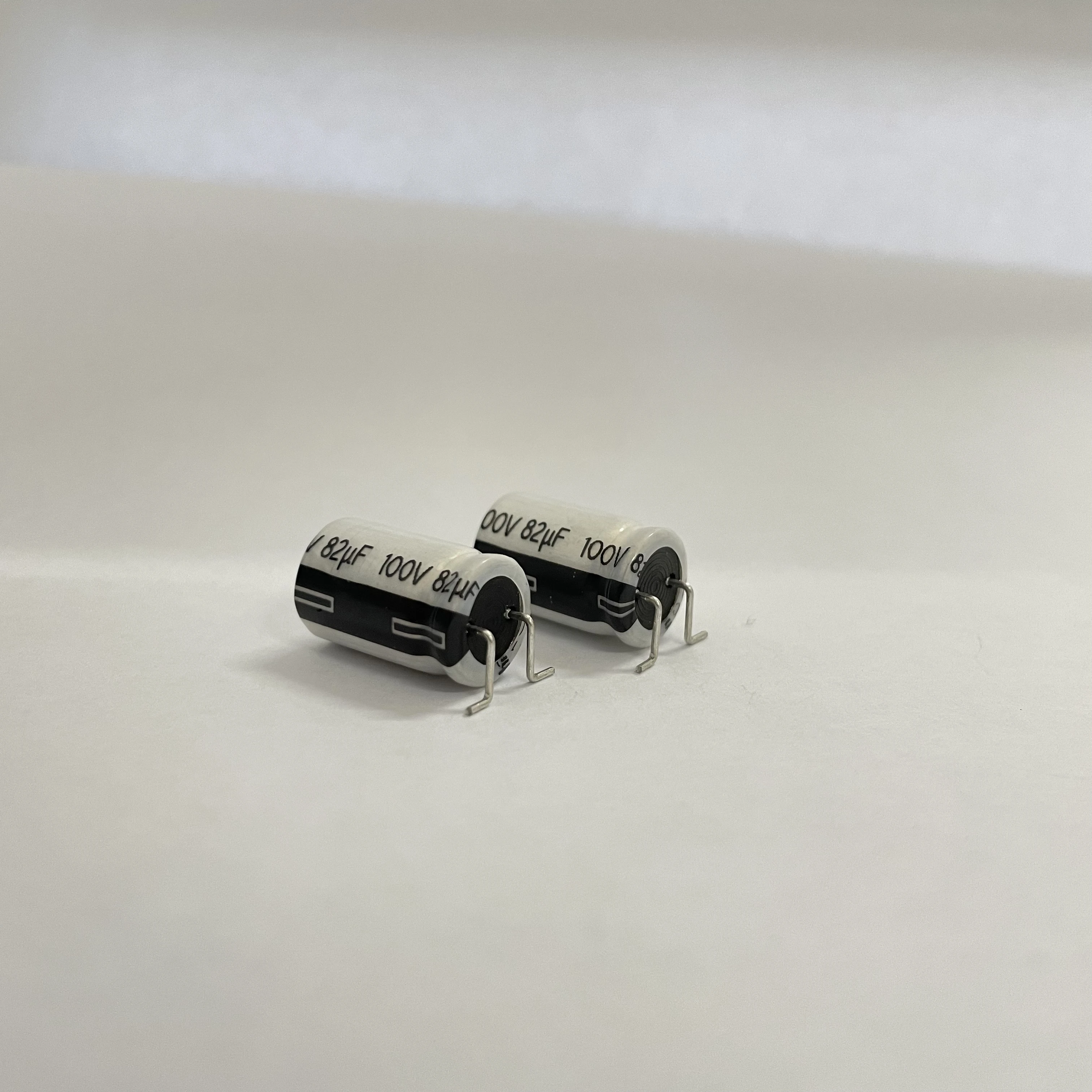 Алюминиевый конденсатор Pchicon 82uf 100v производитель smd Алюминиевые