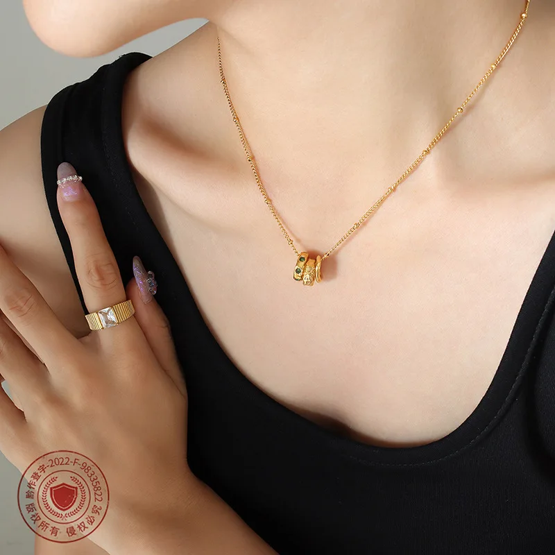 Versahl VSB705 New Arrival Hollow Pendant Choker Necklace Emerald Zircon Inlay Three Loop Pendant Stainless Steel Chain Necklace