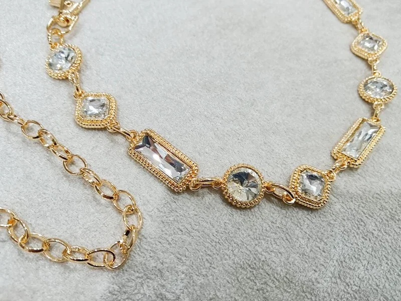 Блестящий металлический пояс с цепочкой и кристаллами