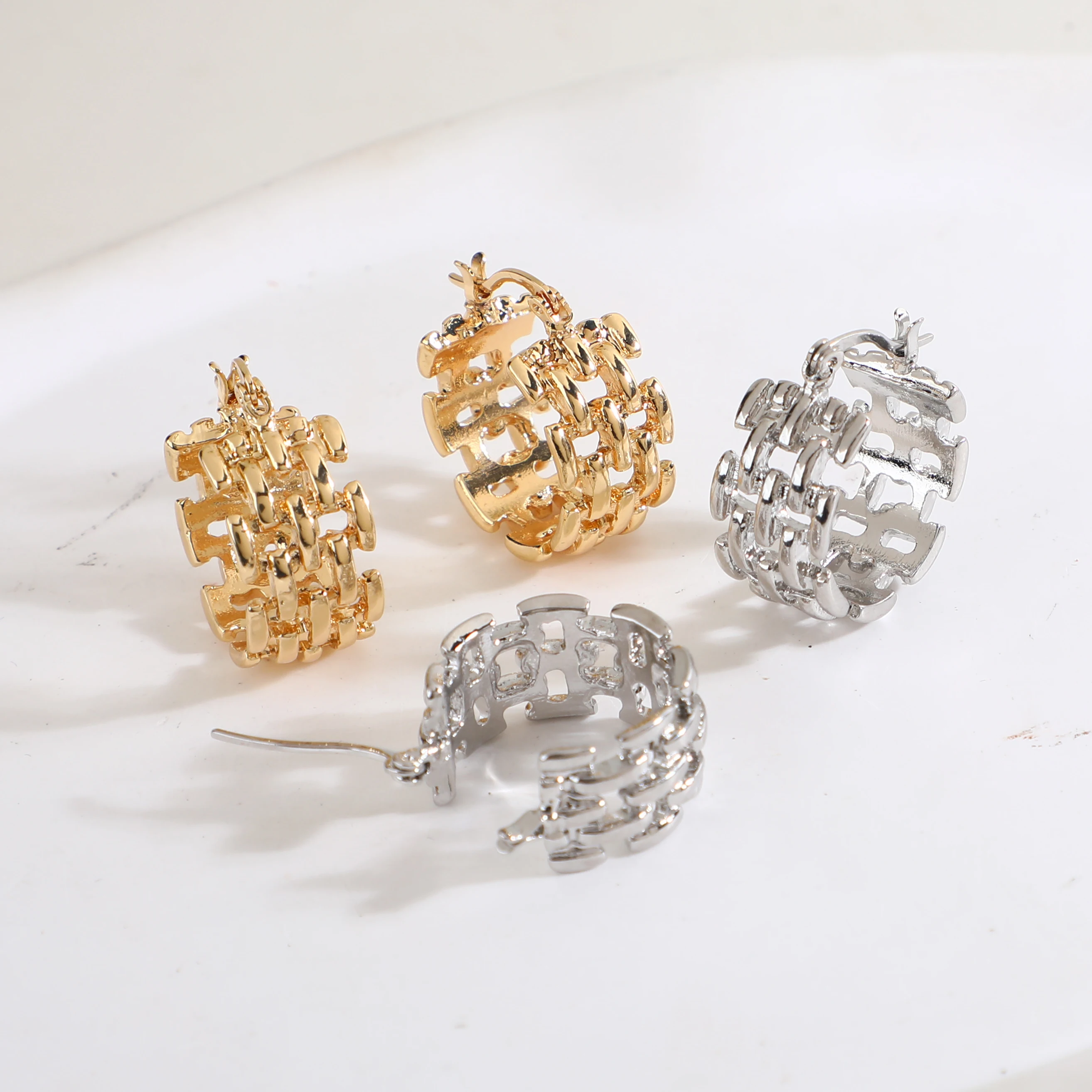 Fashion Weaving Design Huggies Earrings Gold Plated Cheap Stainless Steel Earrings Women Wholesale Bulk