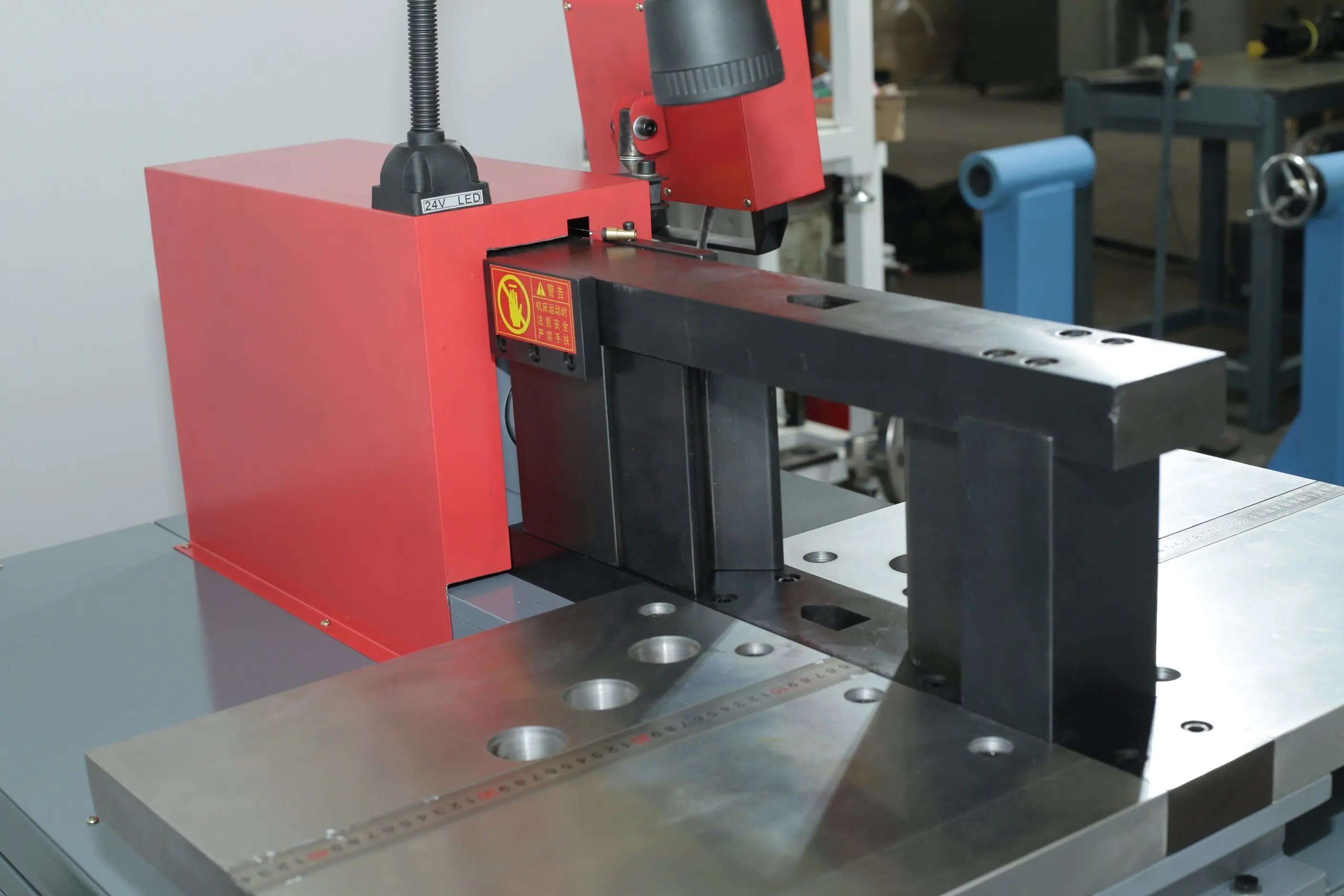 Самая экономичная CNC алюминиевая замкнутая 3 в 1 шинчатая штамповочная машина по индивидуальному заказу