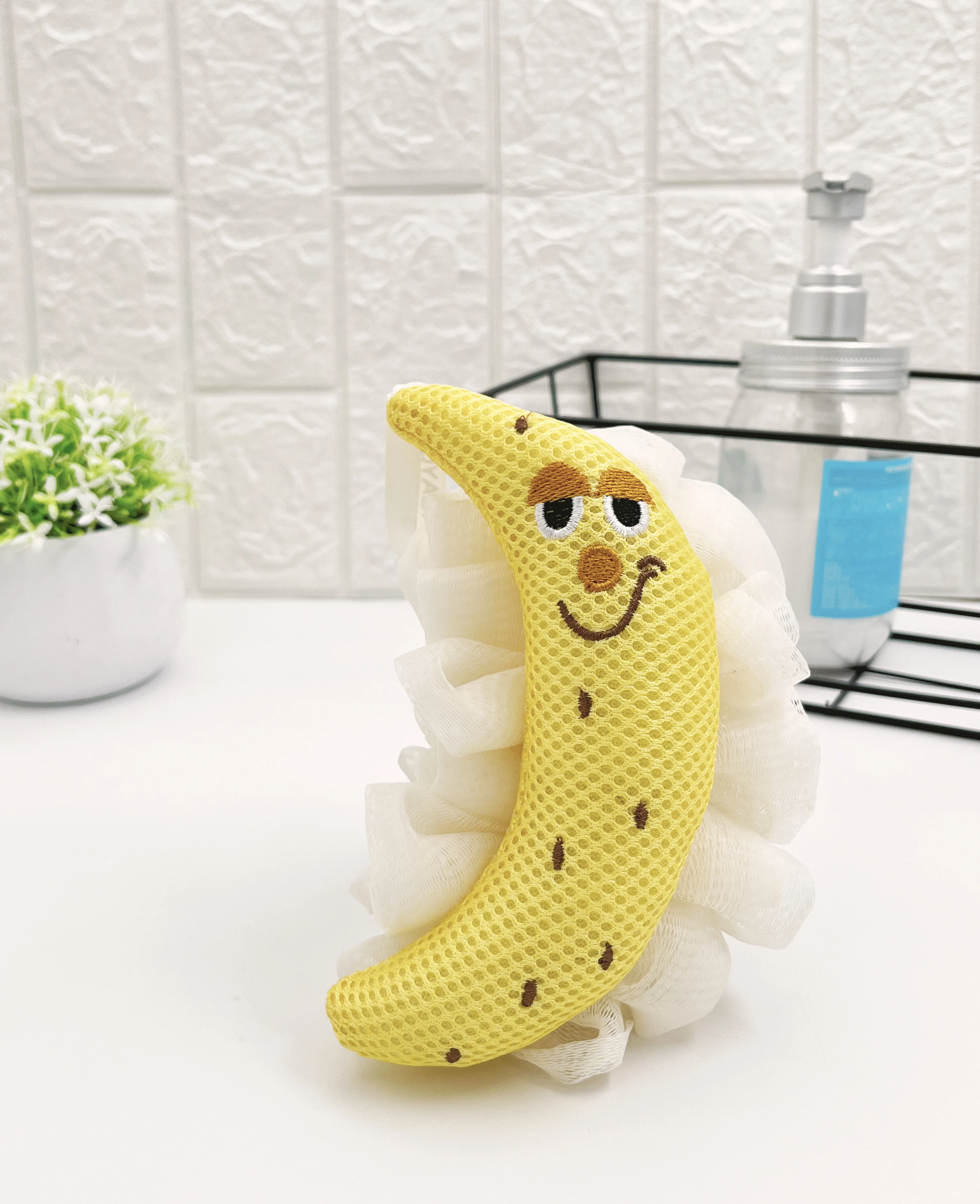 Cartoon banana modeling bath ball, high-grade bath flowers effectively exfoliate and dead skin, without hurting the skin.