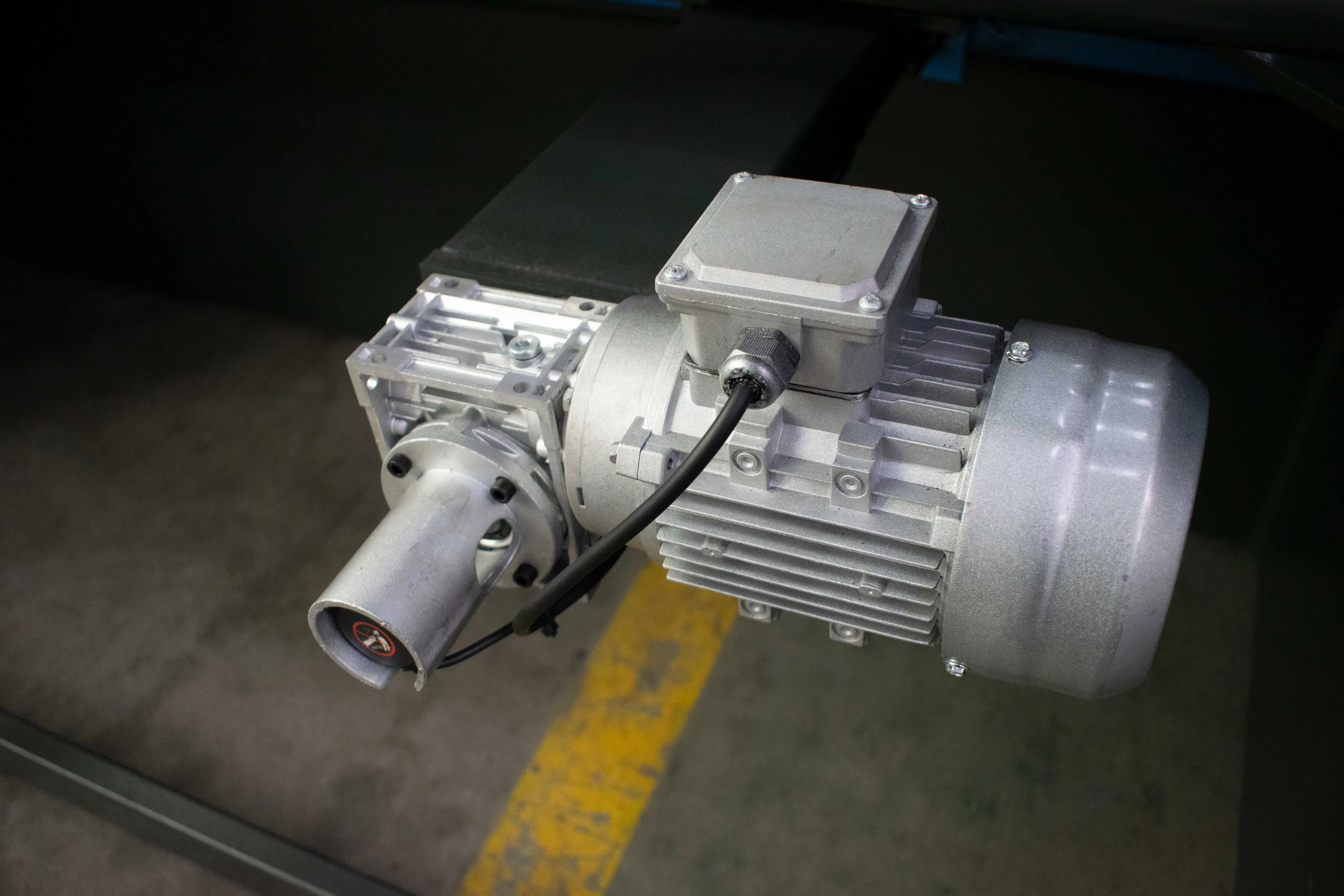 LONGBOW hydraulic shearing machine QC12Y-6*3200 swing beam plate cutting machine