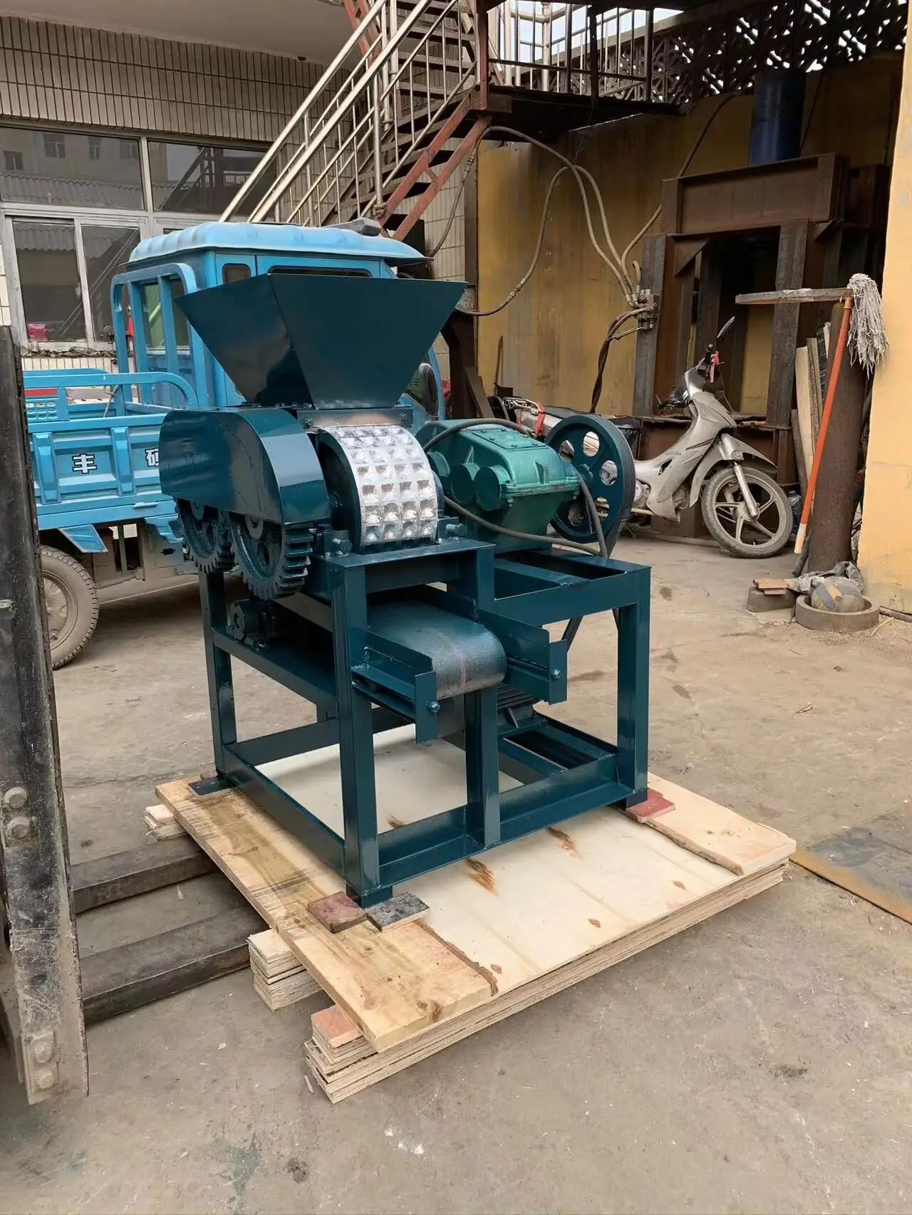 Mineral powder briquette machine Metal ore powder briquette making equipment Cobblestone briquette machine