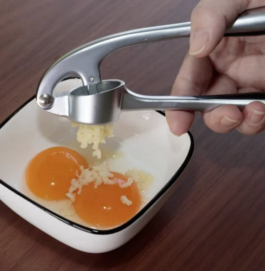 Hot Sale Kitchen Products Premium Quality Garlic Press Tool Assisted Garlic Mincer Easy Clean Garlic Crusher