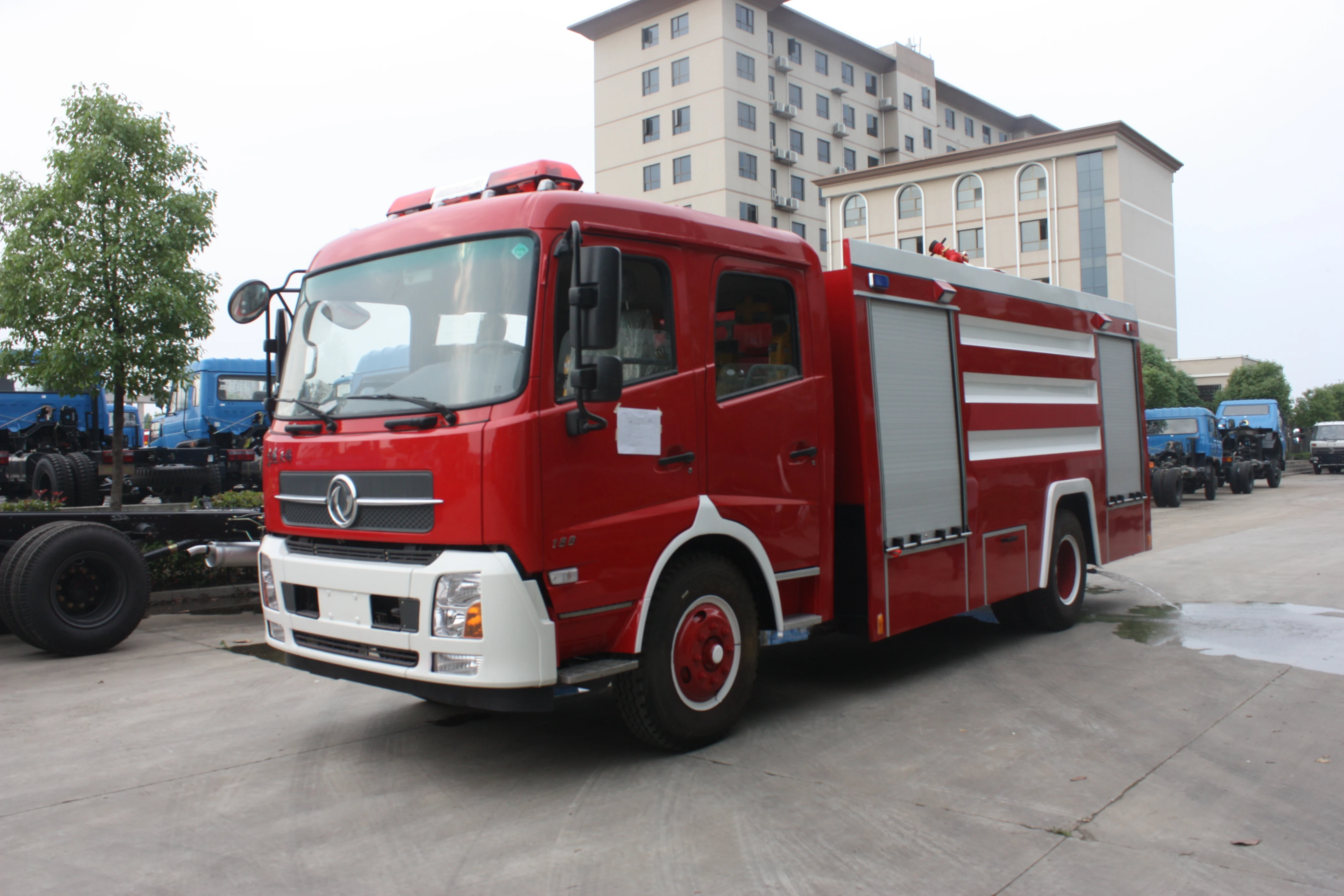 Пожарный двигатель Dongfeng 8000 л средний пожарный автомобиль цена