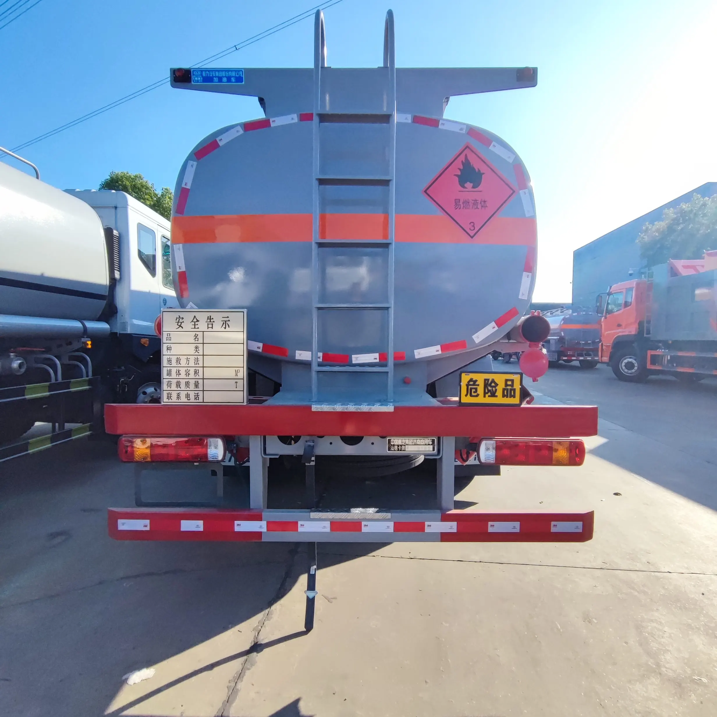 SINOTRUK Fuel Truck 8000 liters Refueling Diesel Tank WEICHAI Engine  Stainless steel  Mobile Refueling Vehicle