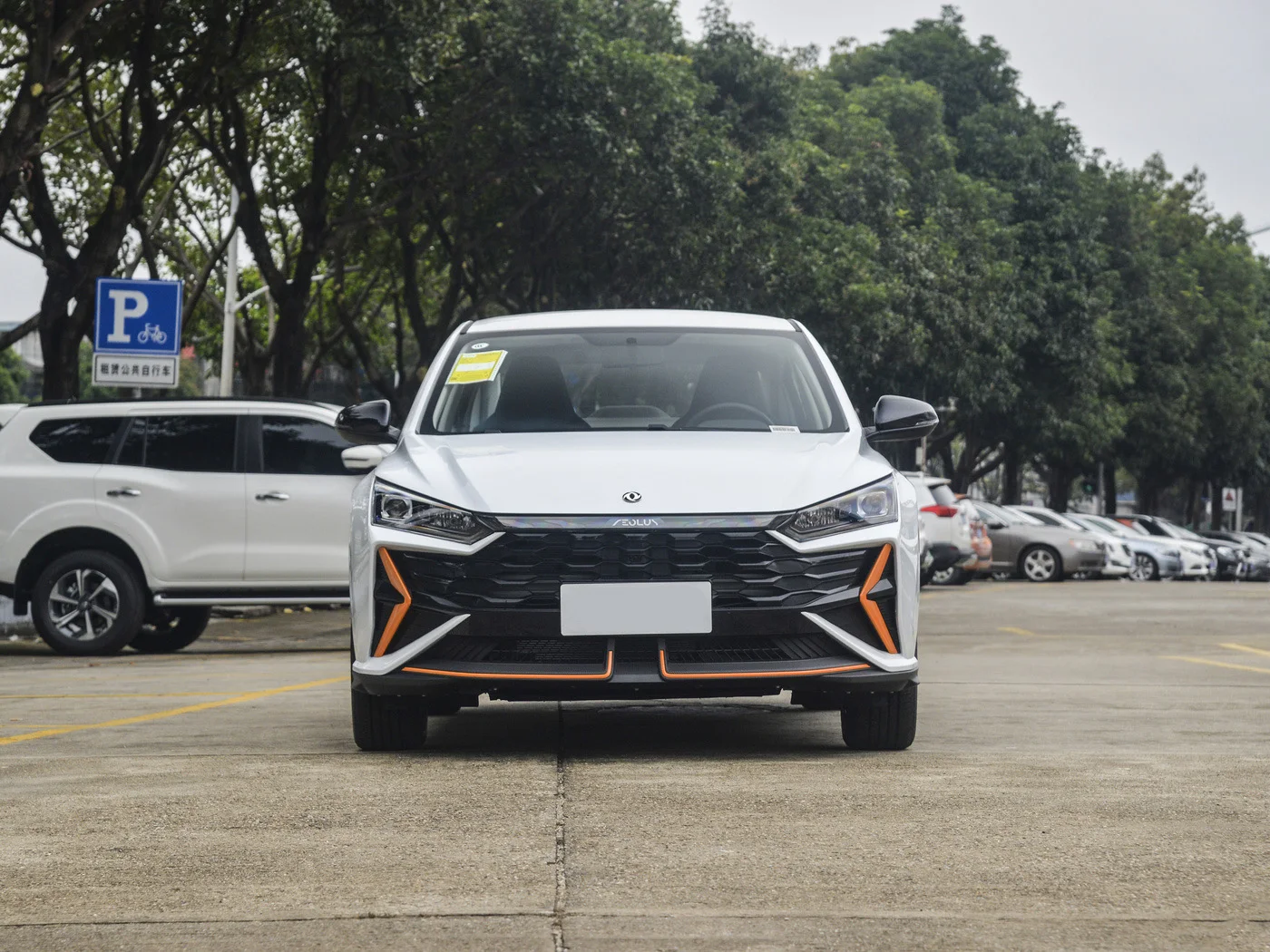 Китайские бензиновые автомобили для продажи в Пакистане Dongfeng AEOLUS YiXuan 4 двери 5 мест седан подержанные