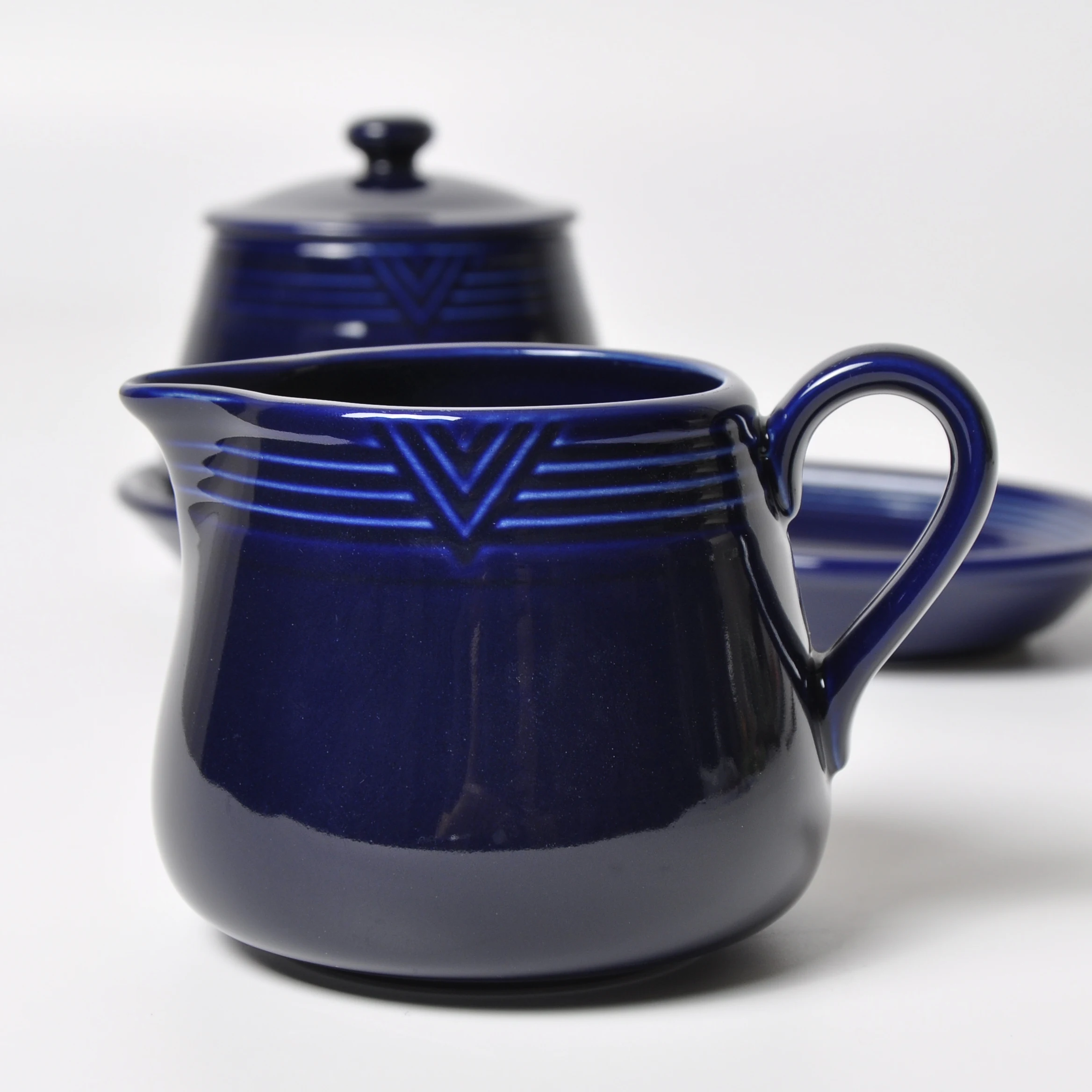 
Morden Style Glossy Glaze Creamer Ceramic Coffee Tea Sugar Canister Sets With Saucer Embossed Dinnerware 