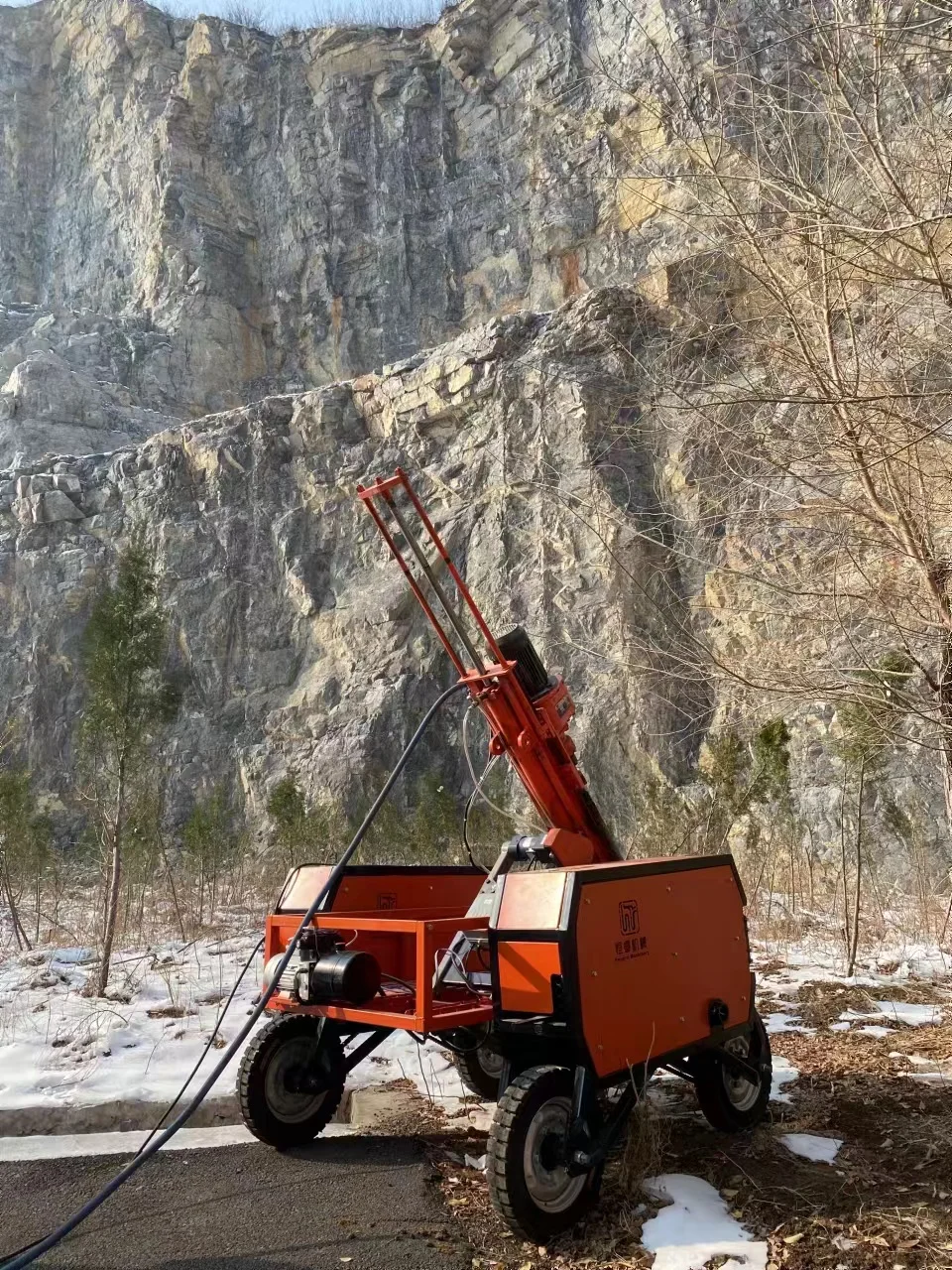 Hydraulic Small Loader Diesel Guardrail Fence Pile Driver Machine for Highway Road Diesel Hammer Pile Drivers